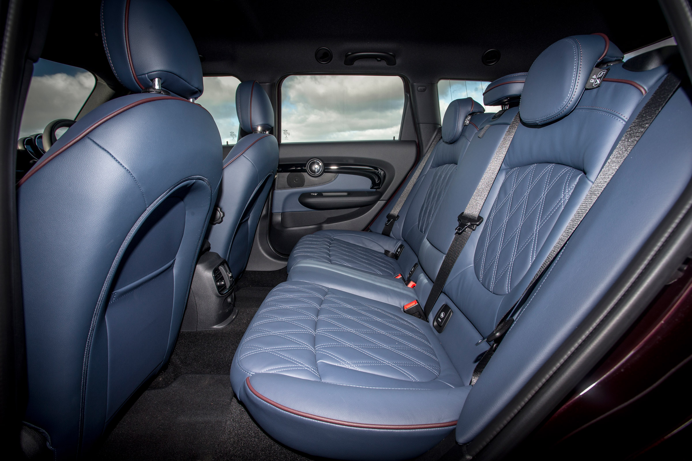 MINI Cooper D Clubman 2015 rear seats