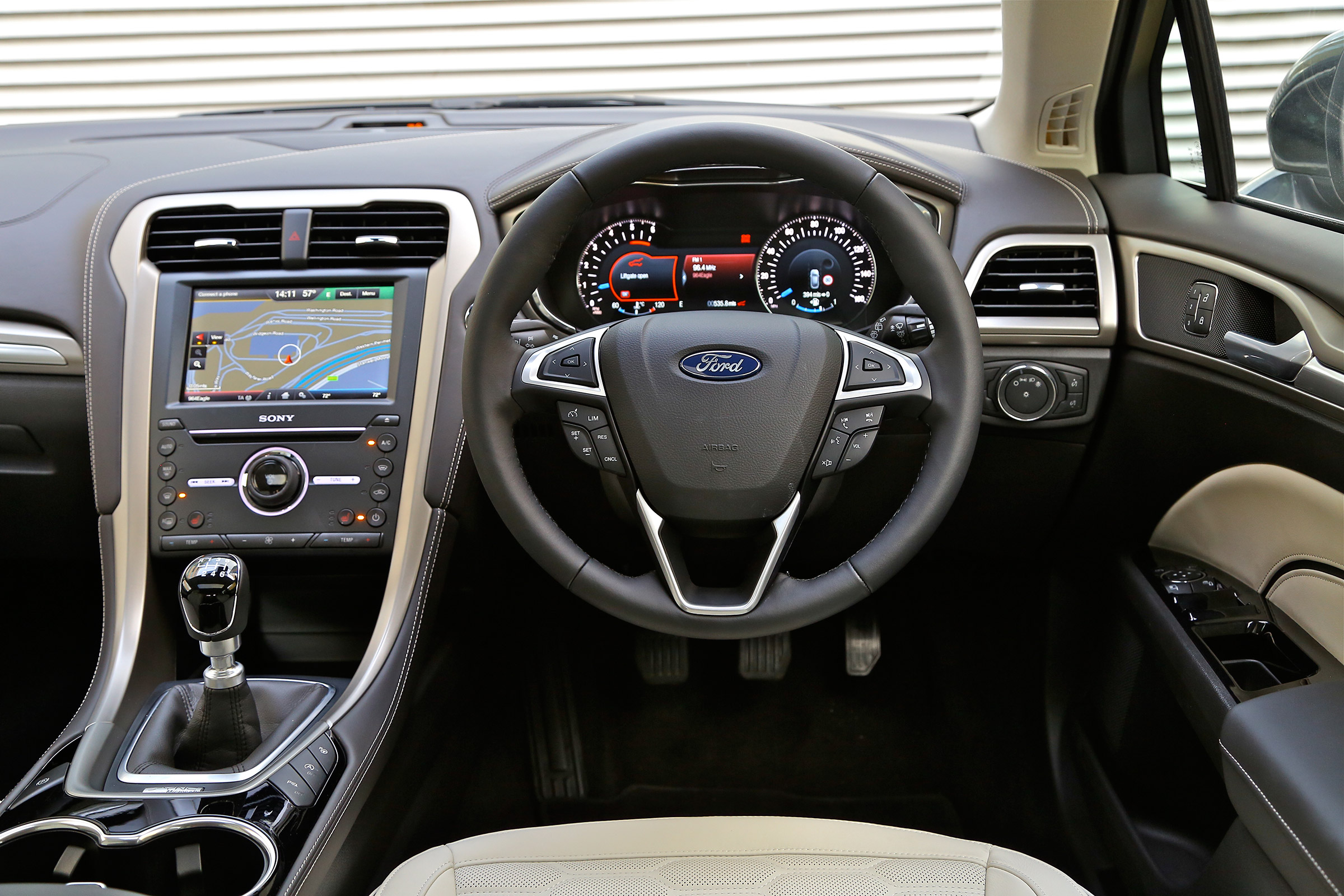 Ford Mondeo Vignale - dash