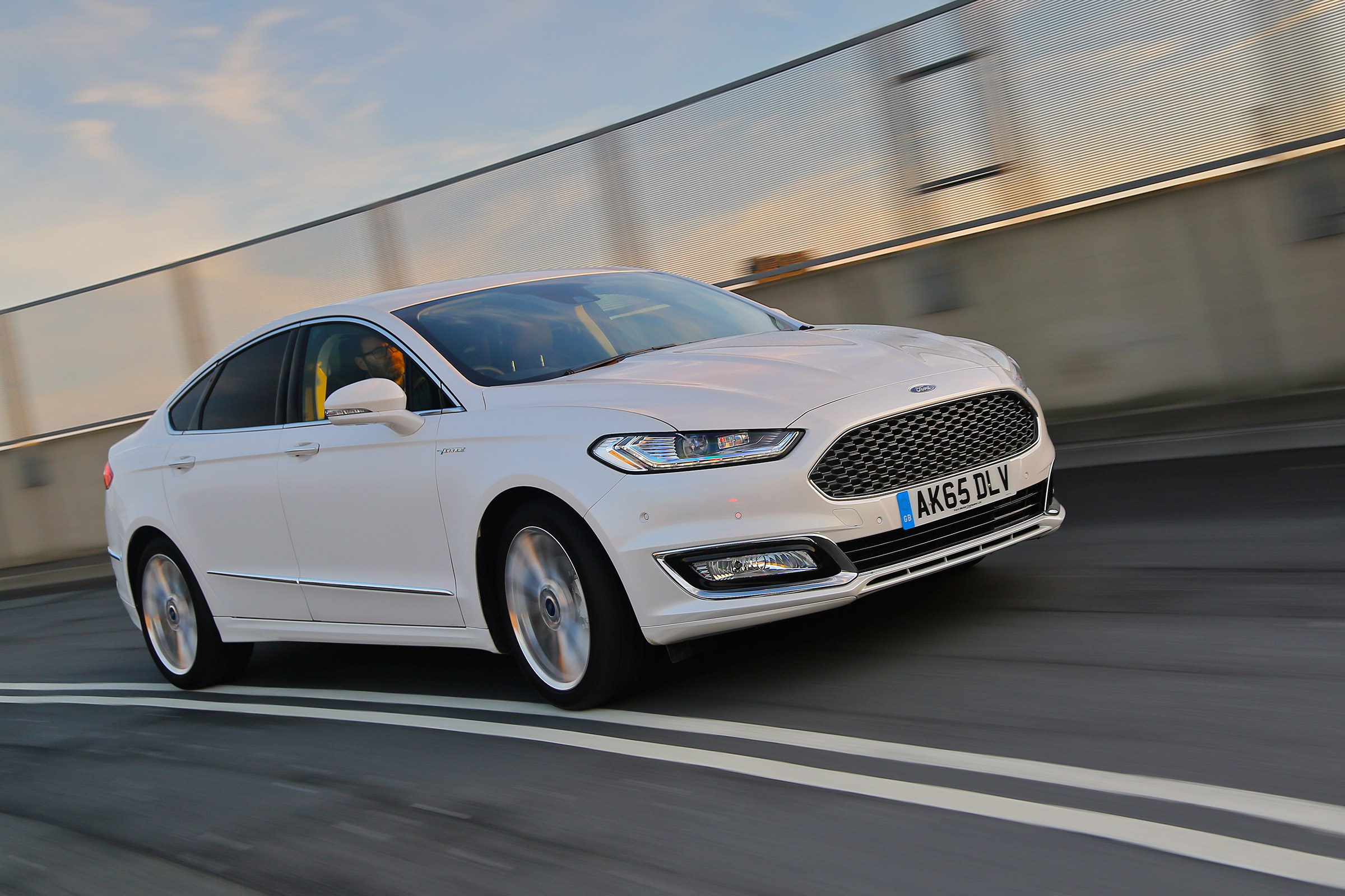Ford Mondeo Vignale - front panning