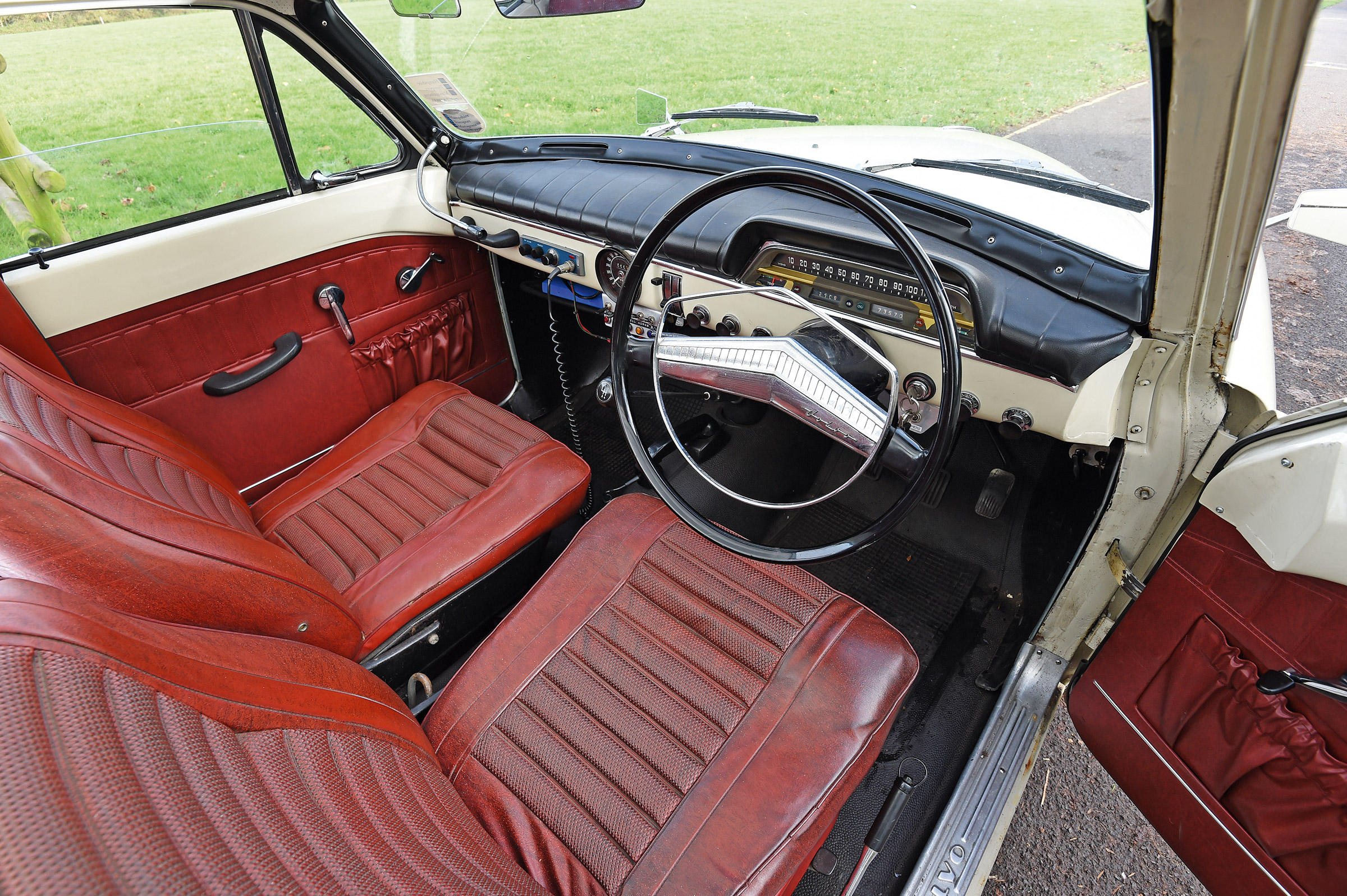 Volvo 121 Amazon police car - interior