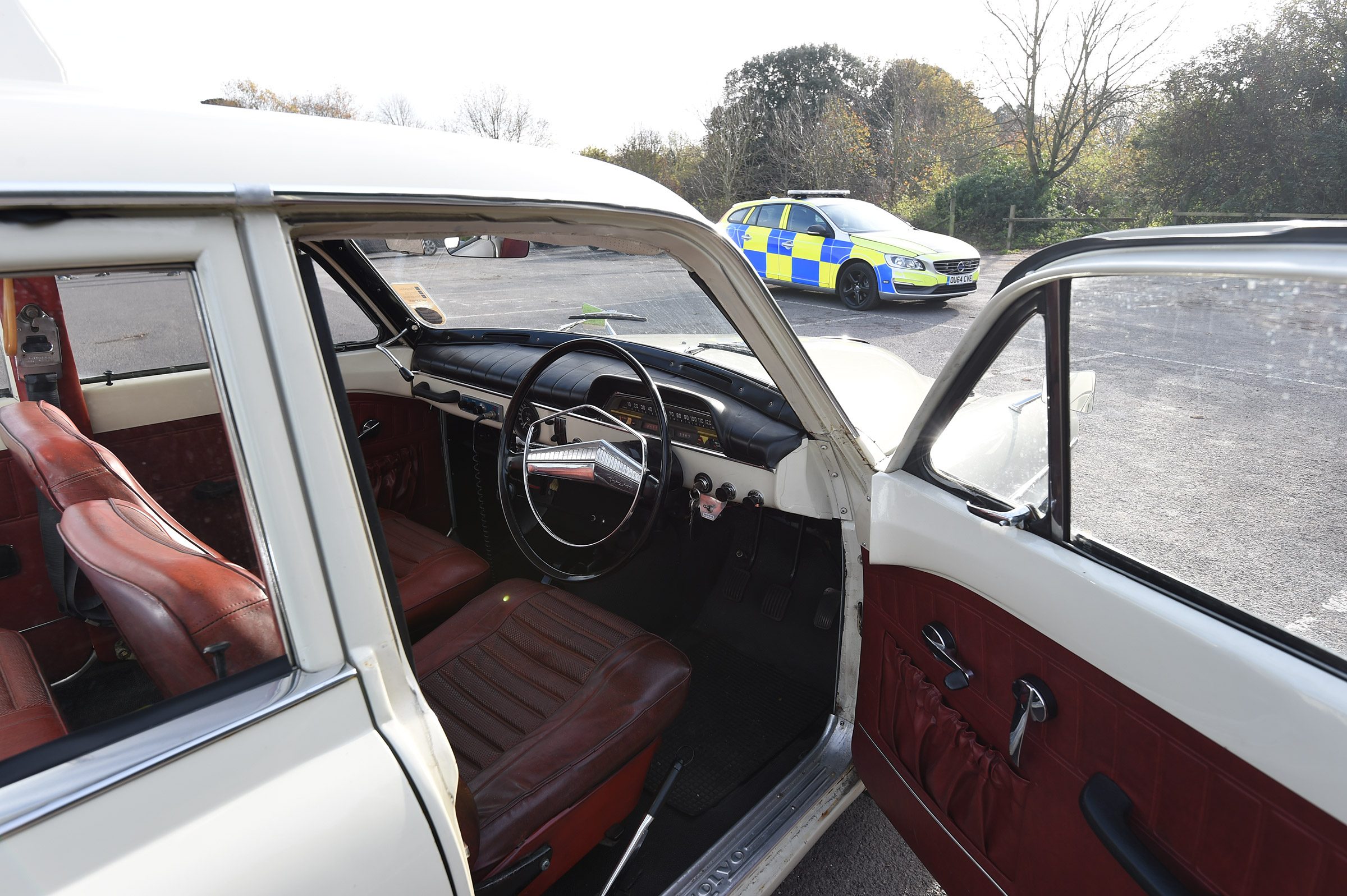 Volvo 121 Amazon police car - open door