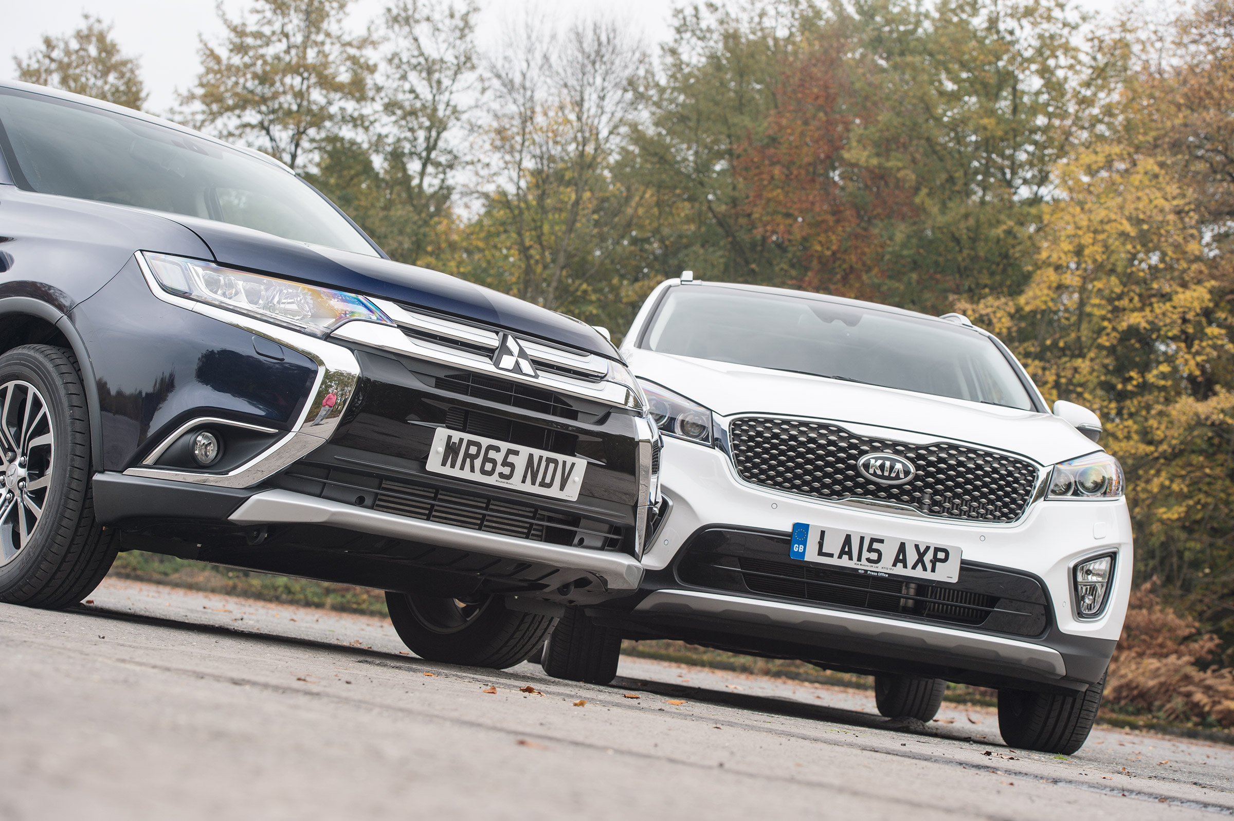 Mitsubishi Outlander vs Kia Sorento static