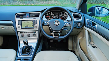 Volkswagen Golf - dash