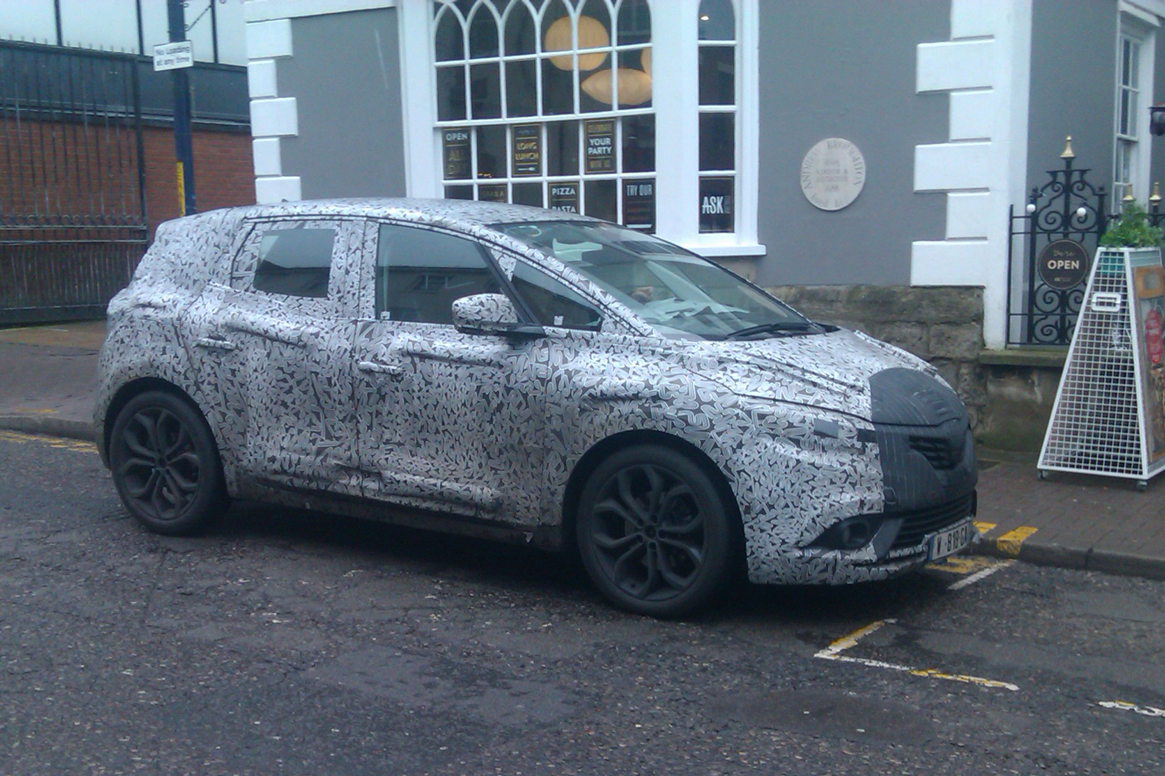 Renault Scenic - spyshot side