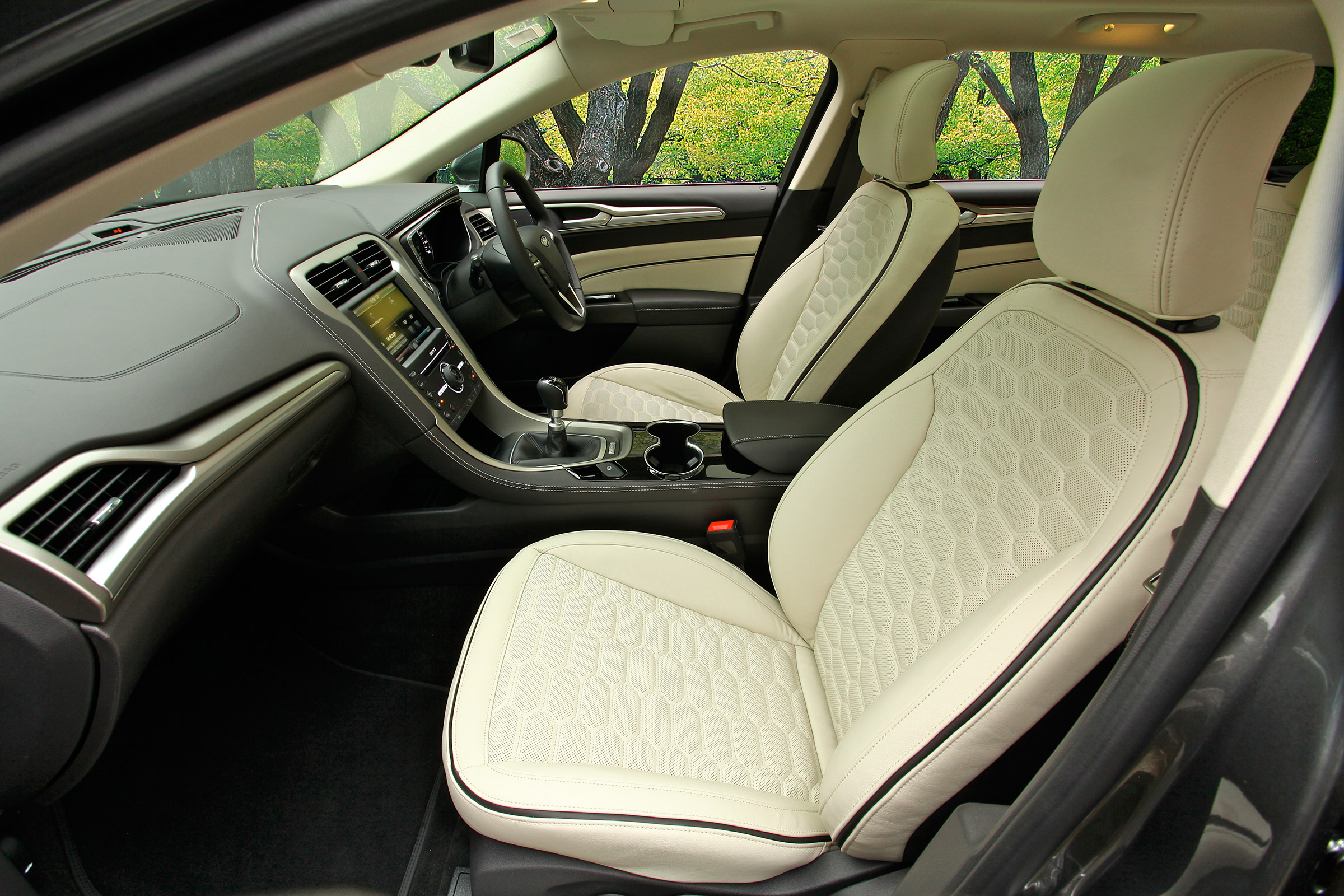 Ford Mondeo Vignale - front seats