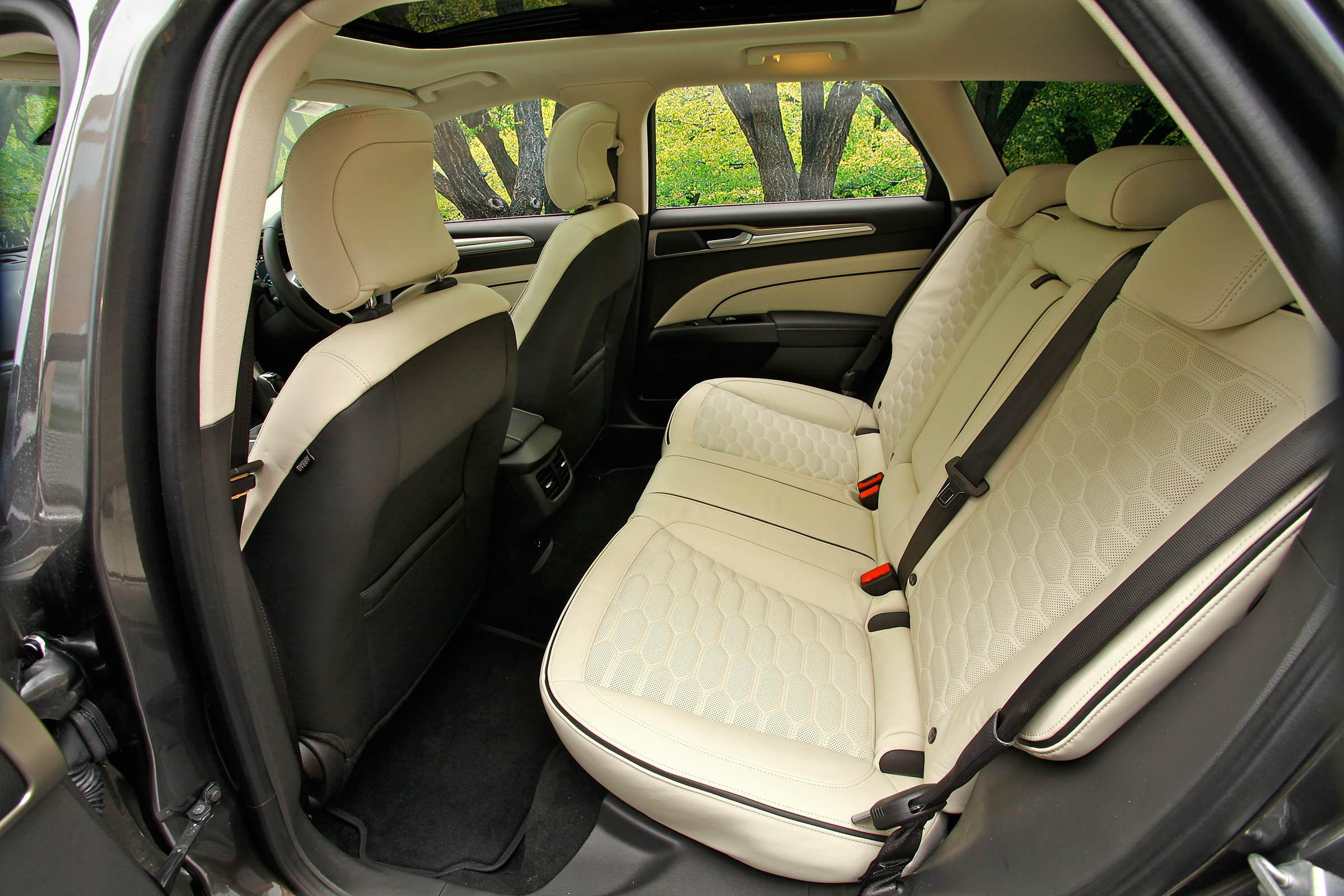 Ford Mondeo Vignale - rear seats