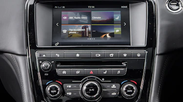 Jaguar XJR - centre console