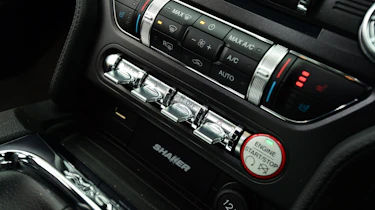 Ford Mustang - centre console