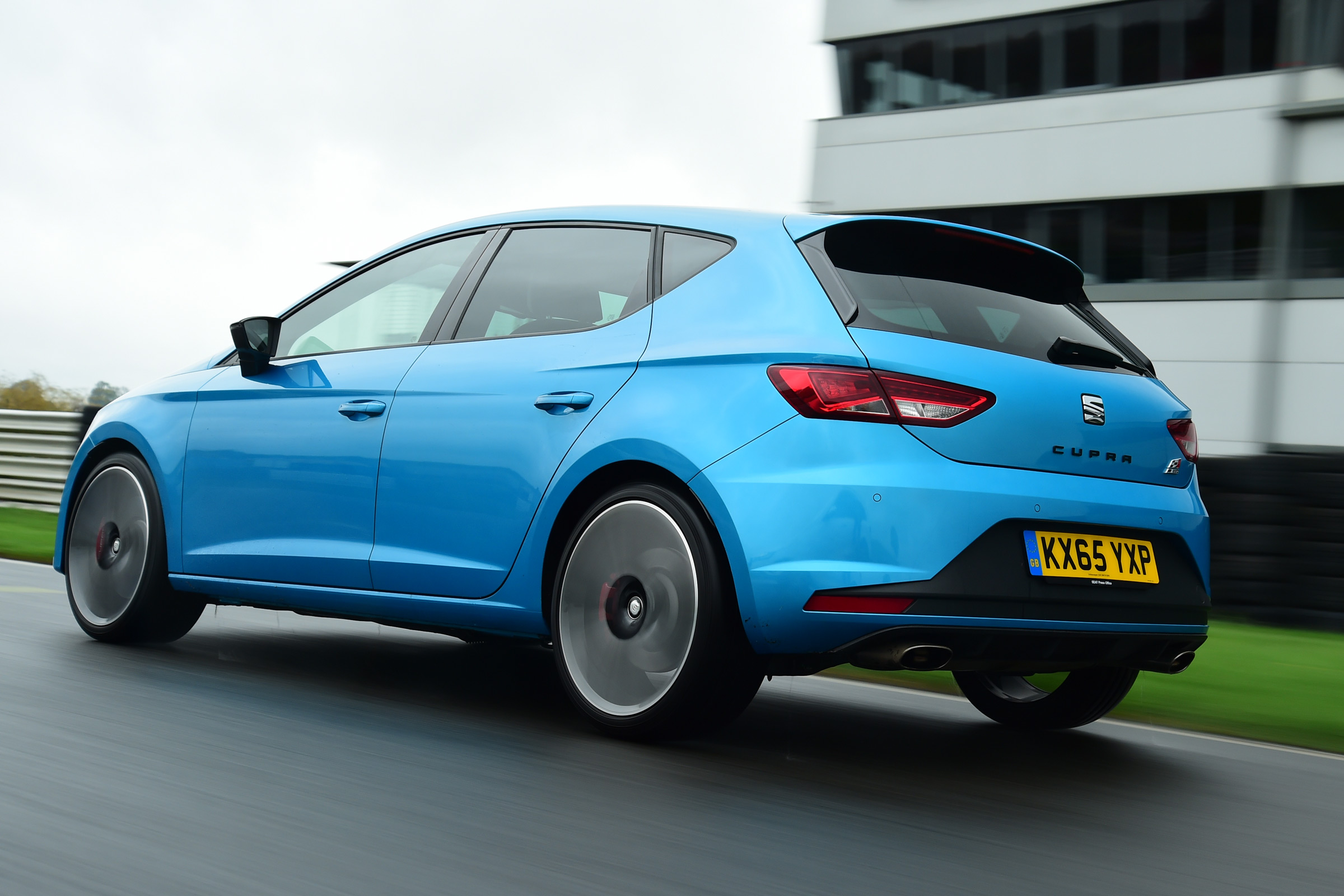 SEAT Leon Cupra 280 rear tracking