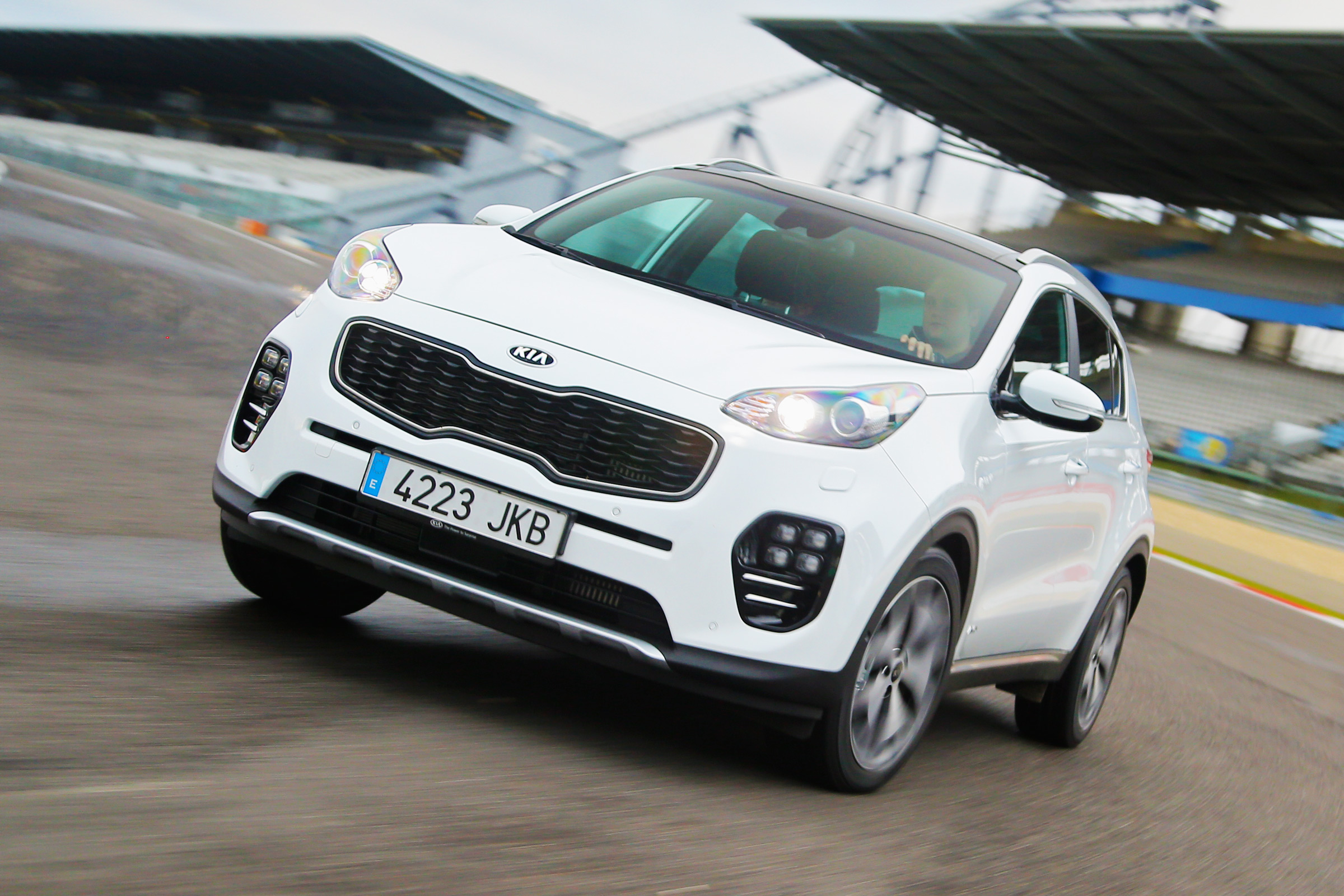 Kia Sportage 2016 - cropped front cornering