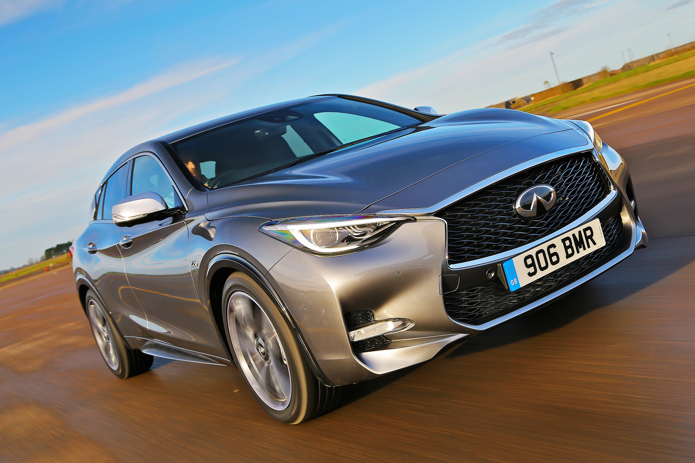 Infiniti Q30 2.2 diesel 2016 - front tracking cropped