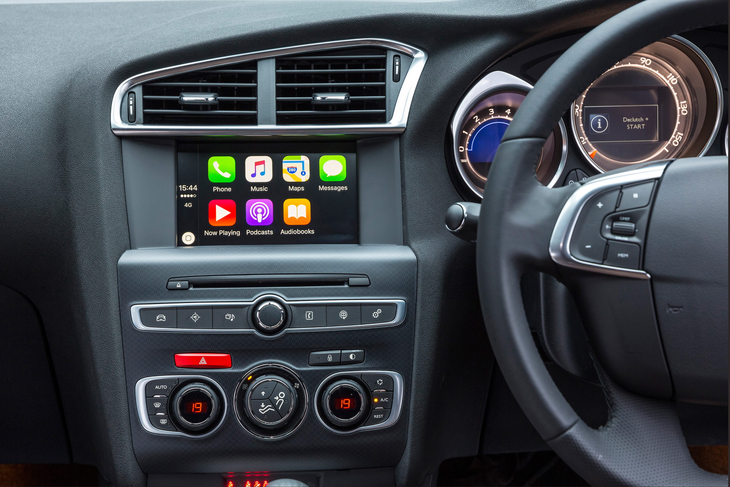 DS 4 Crossback 2016 - dash close up