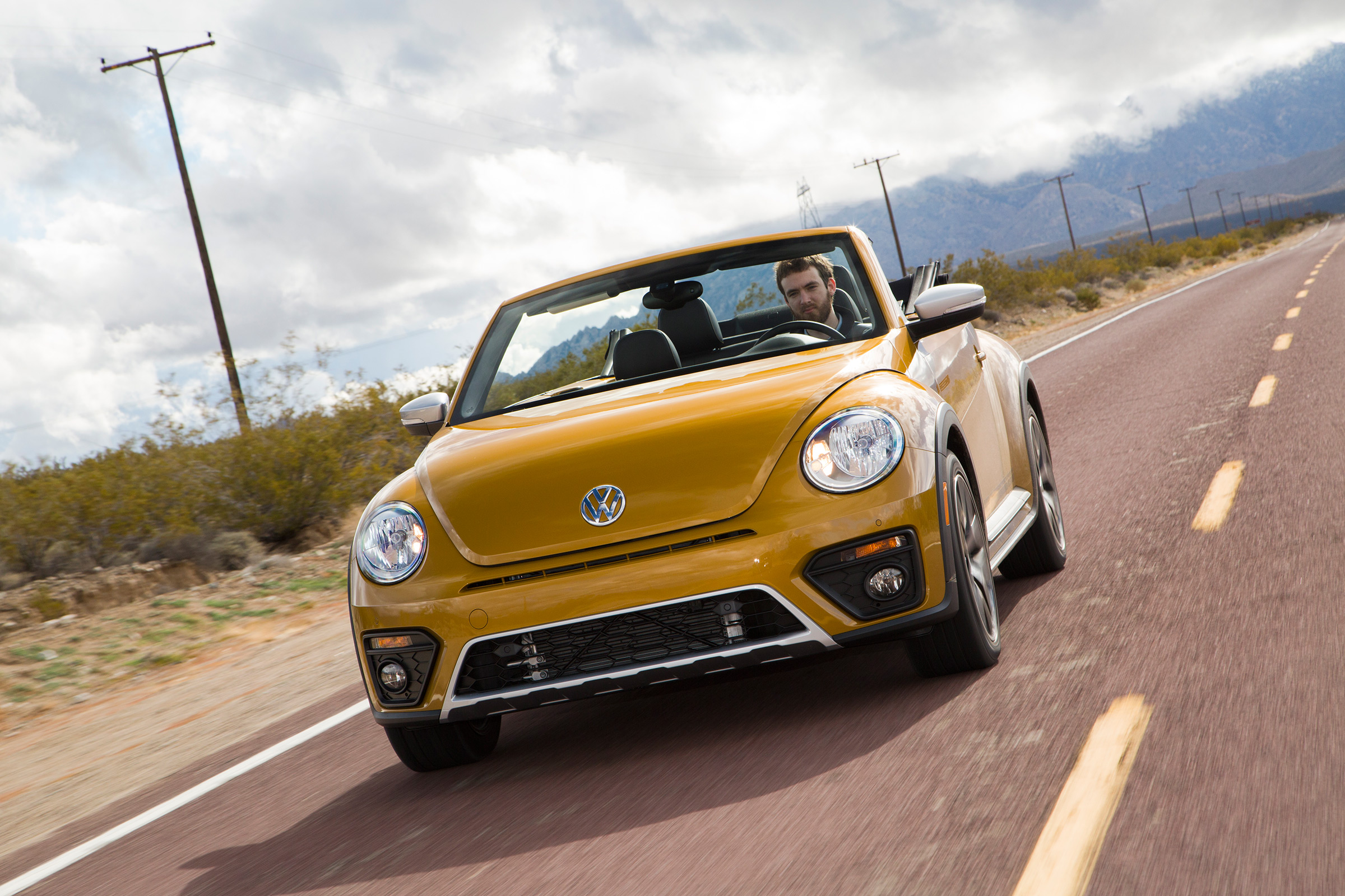 Volkswagen Beetle Dune Cabriolet - front tracking