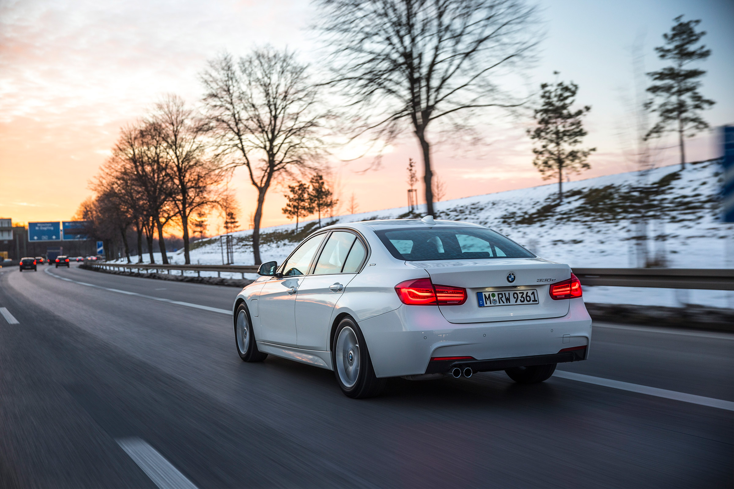 BMW 330e - rear panning