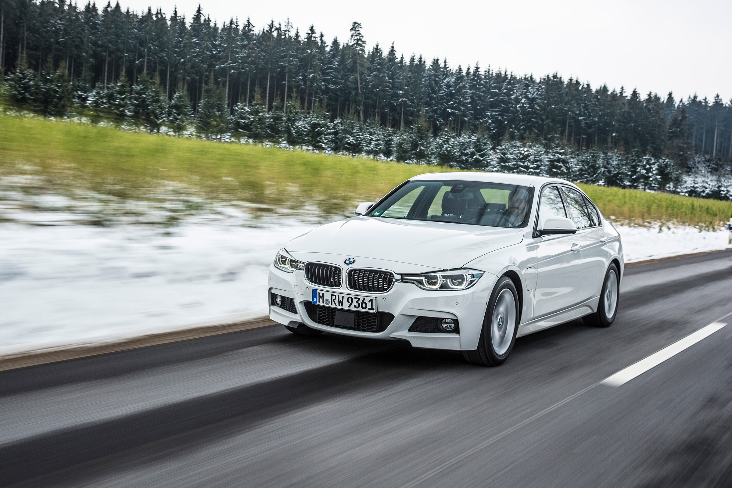 BMW 330e - front action