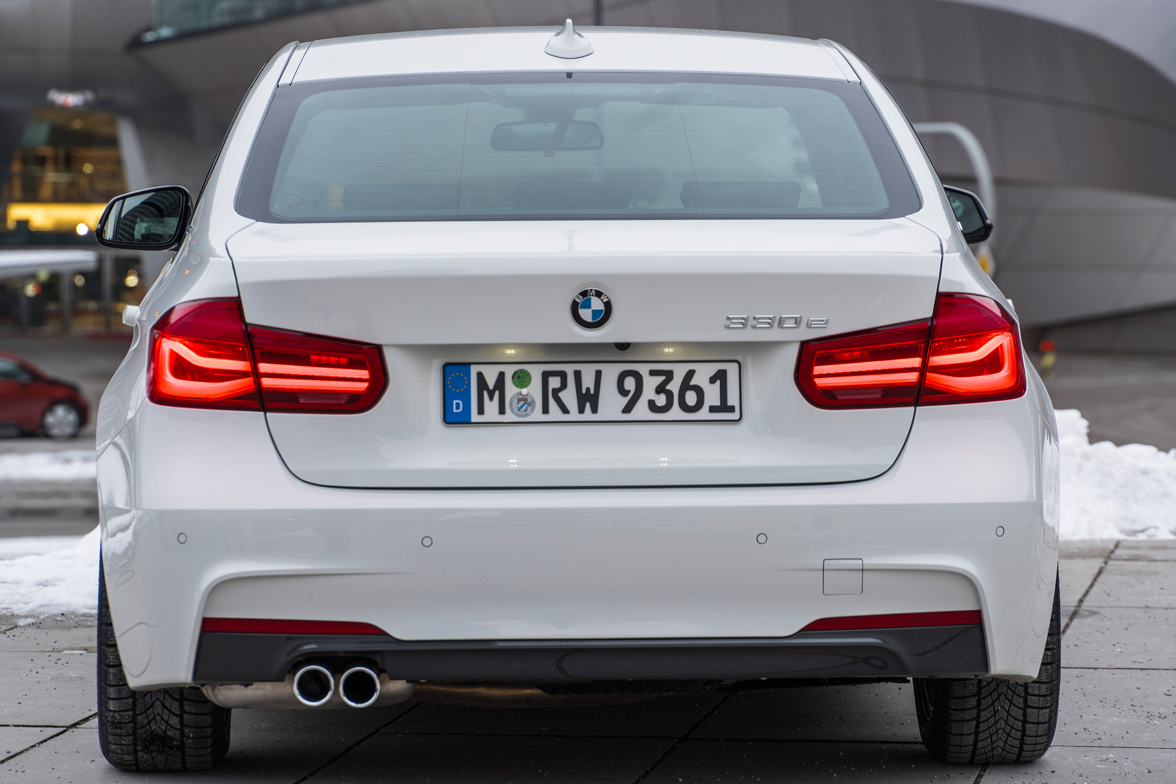 BMW 330e - back static