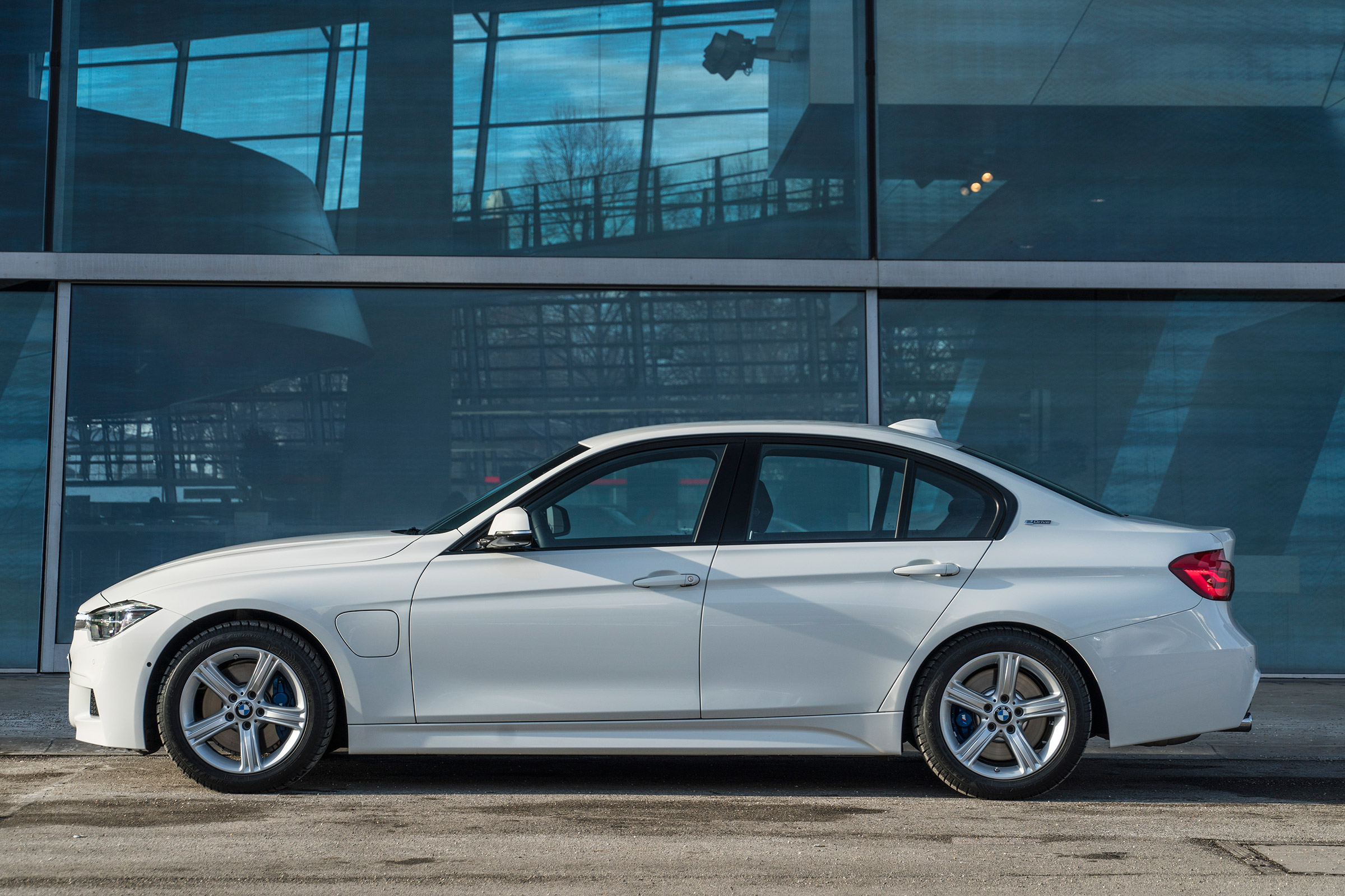 BMW 330e - side static