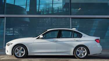 BMW 330e - side static
