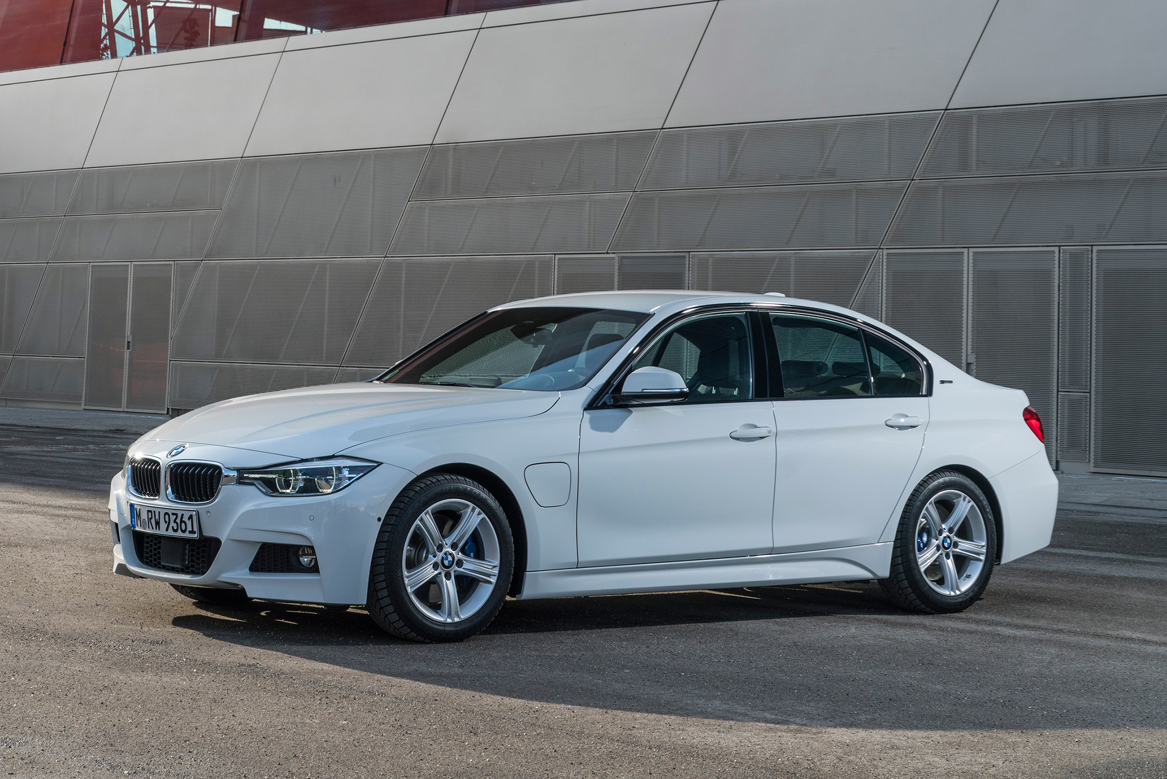 BMW 330e - front static