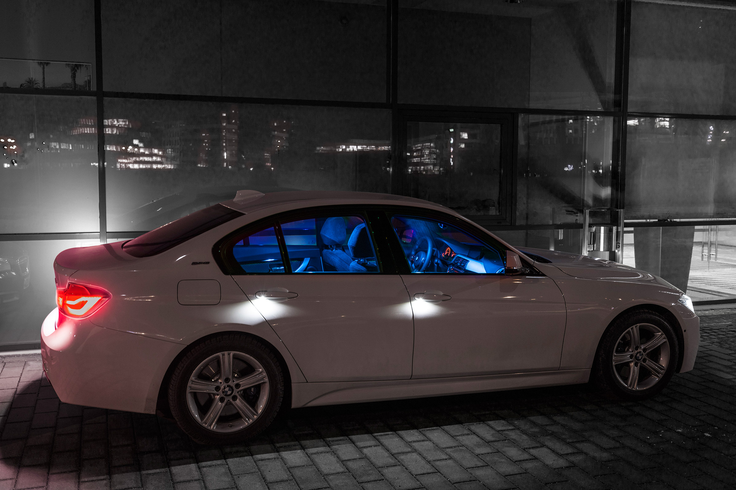 BMW 330e - blue light