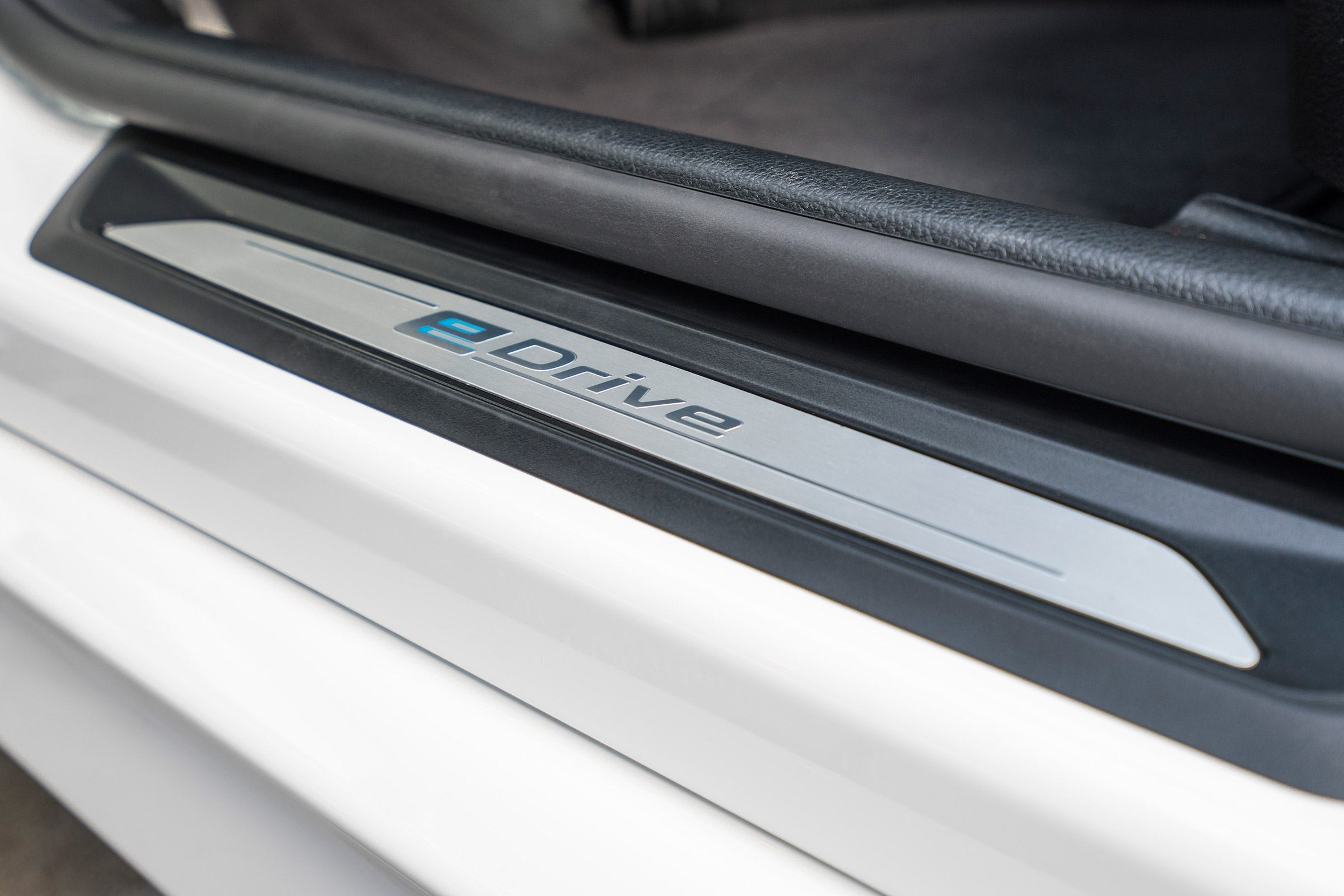 BMW 330e - sill detail