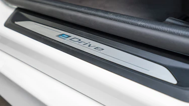 BMW 330e - sill detail