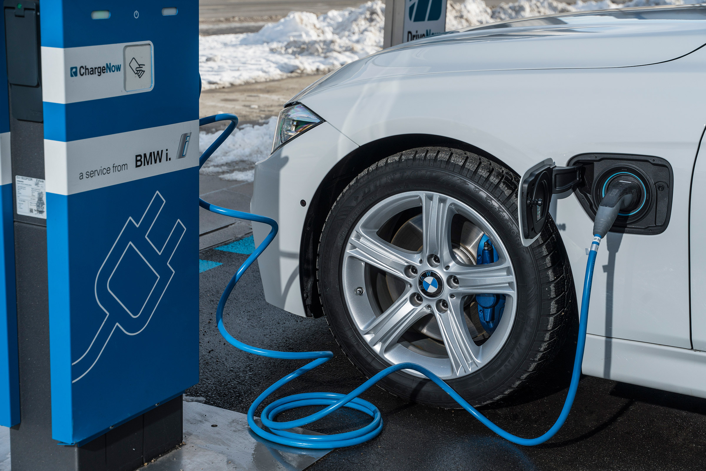 BMW 330e - charging detail