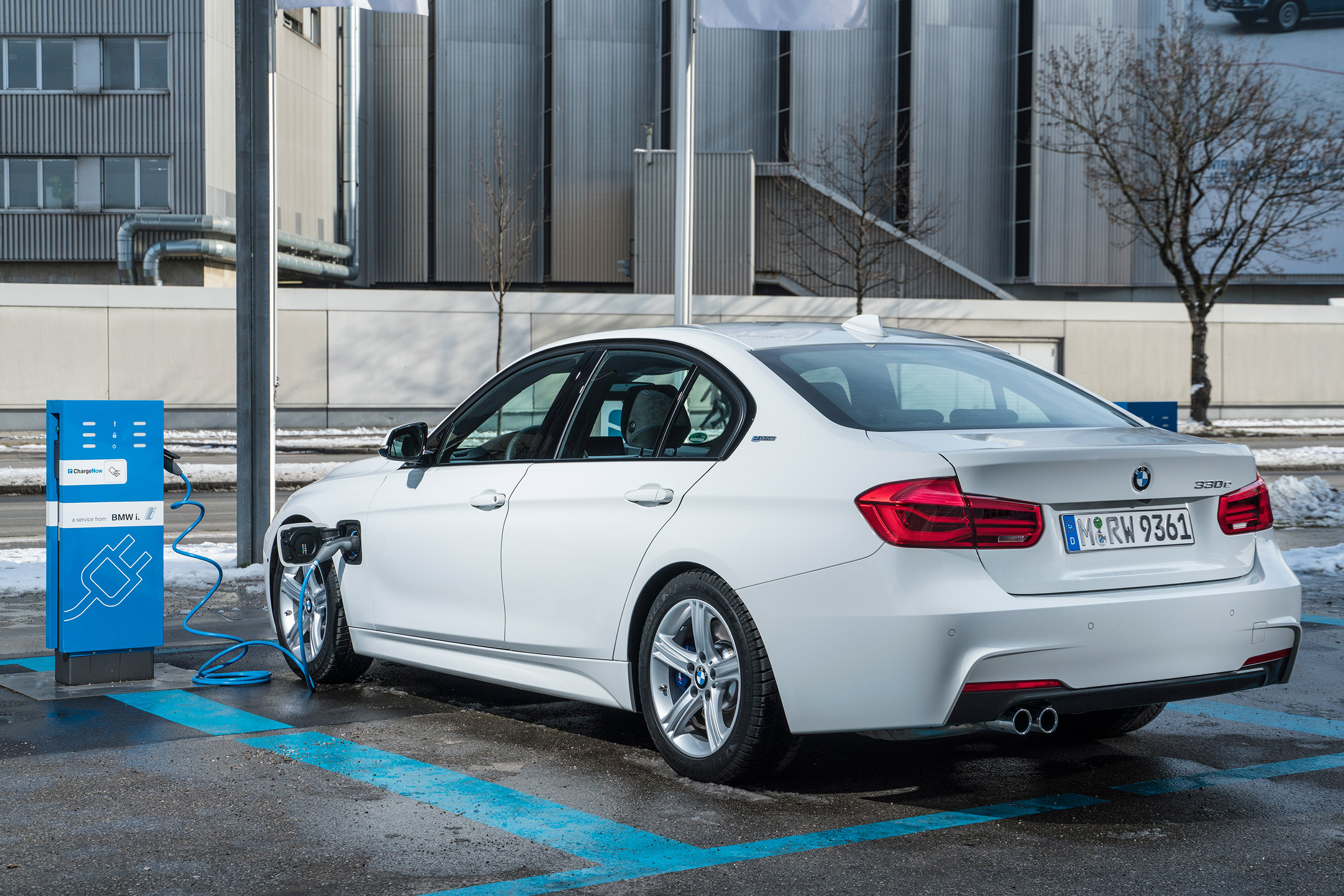 BMW 330e - charging