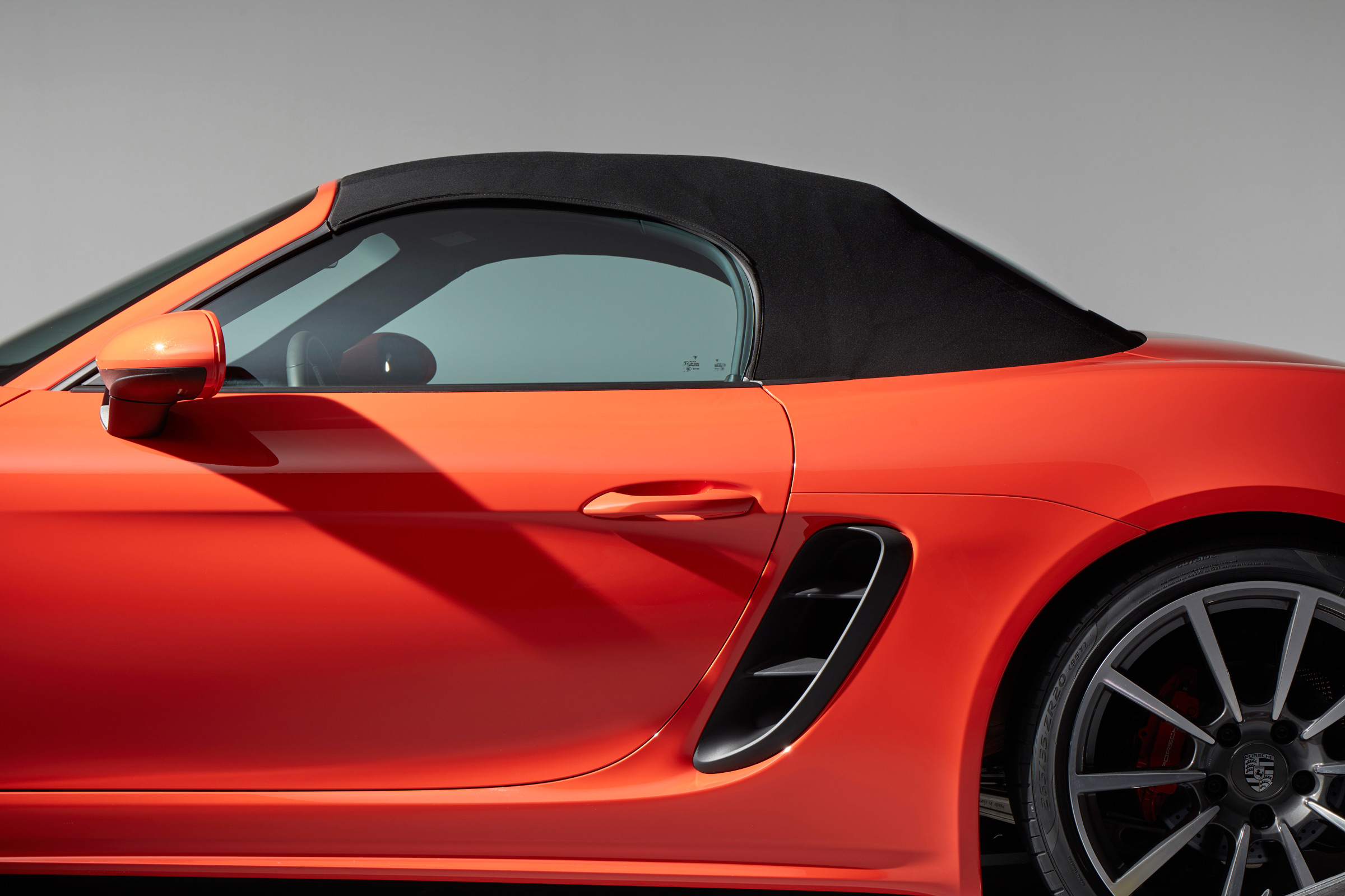 Porsche 718 Boxster - roof closed