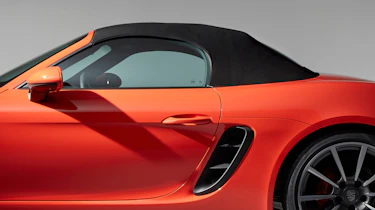 Porsche 718 Boxster - roof closed