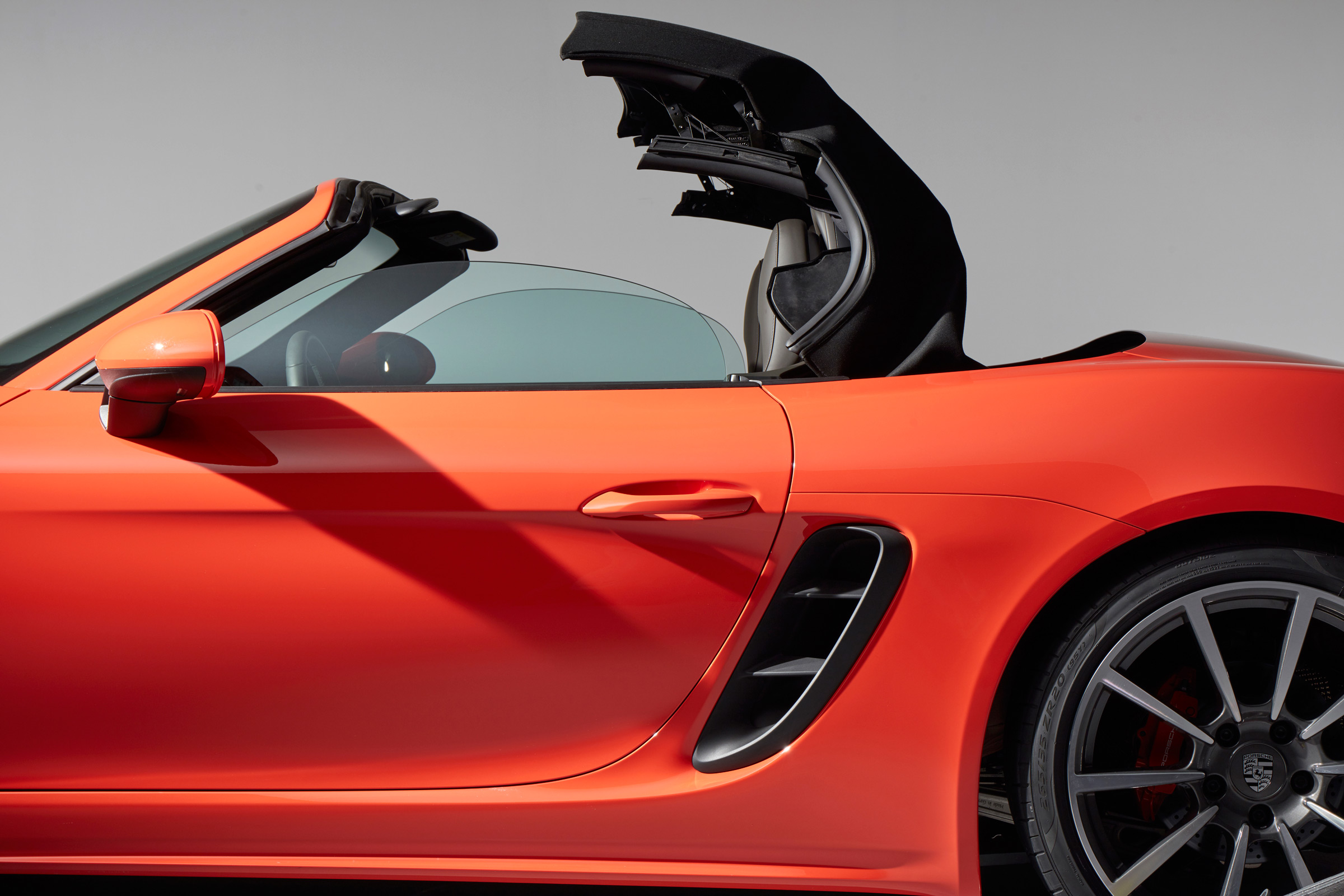 Porsche 718 Boxster - roof opening 1