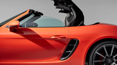 Porsche 718 Boxster - roof opening 1