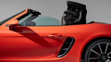 Porsche 718 Boxster - roof opening 2