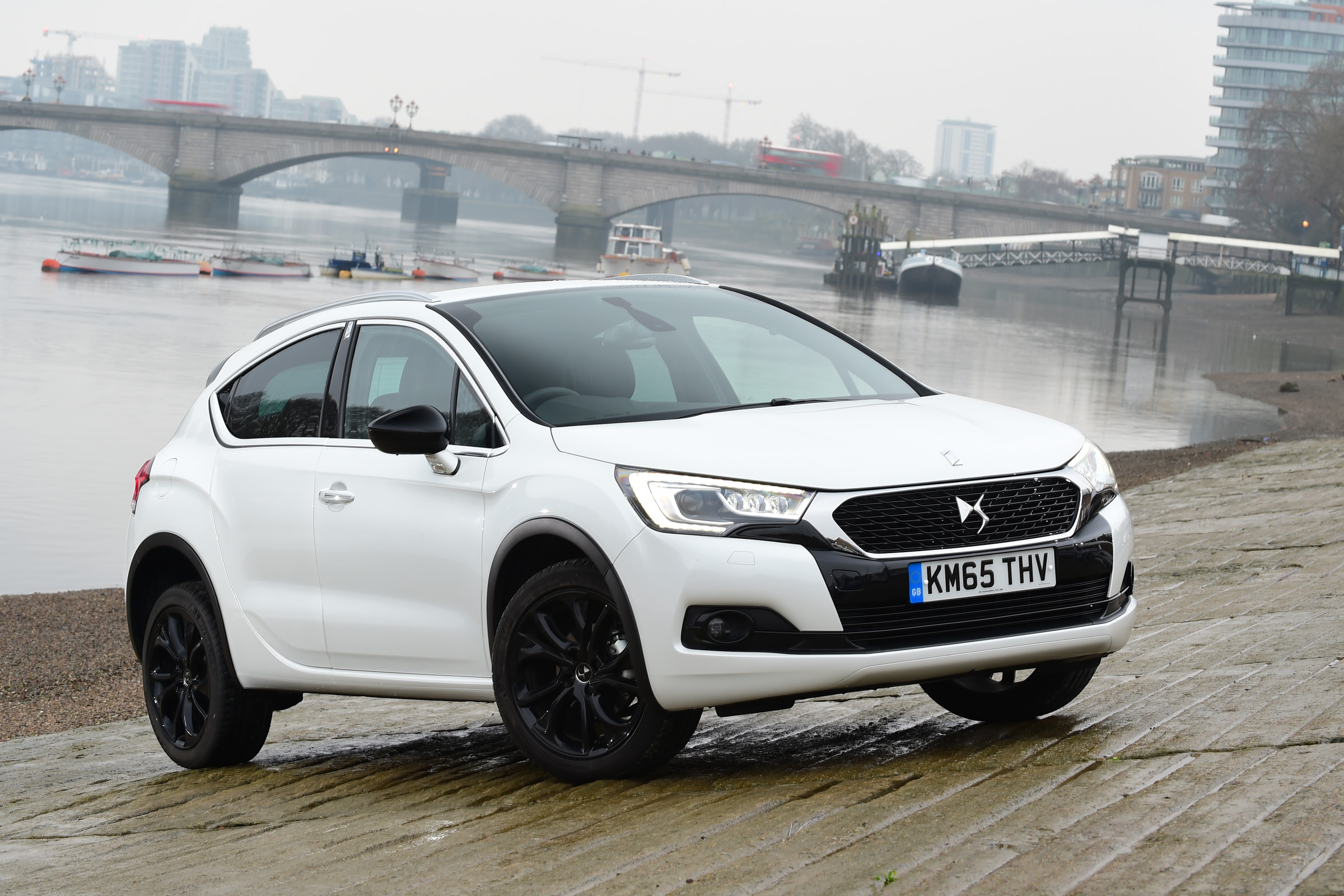 DS 4 Crossback group test - front quarter