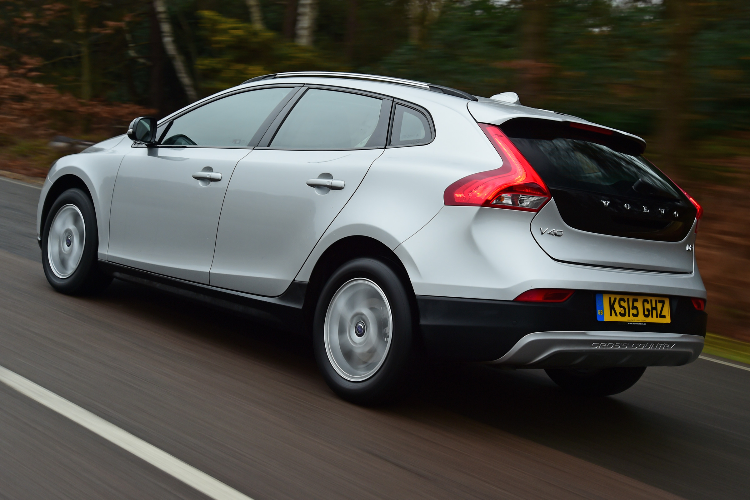 Volvo V40 Cross Country road test - rear tracking