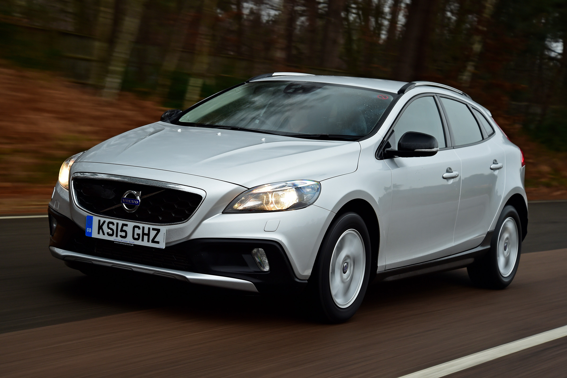 Volvo V40 Cross Country road test - front tracking