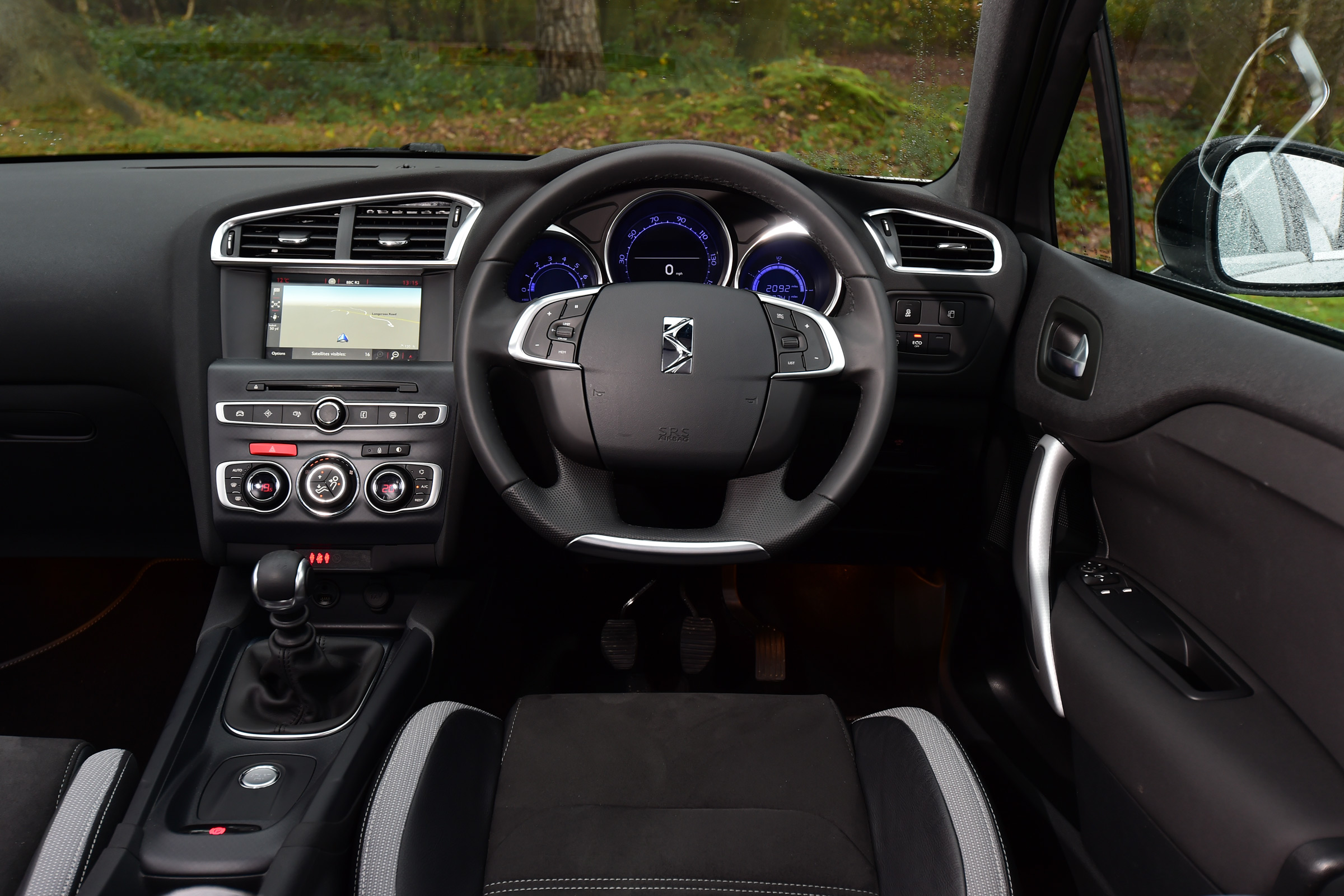 DS 4 Crossback group test - dashboard