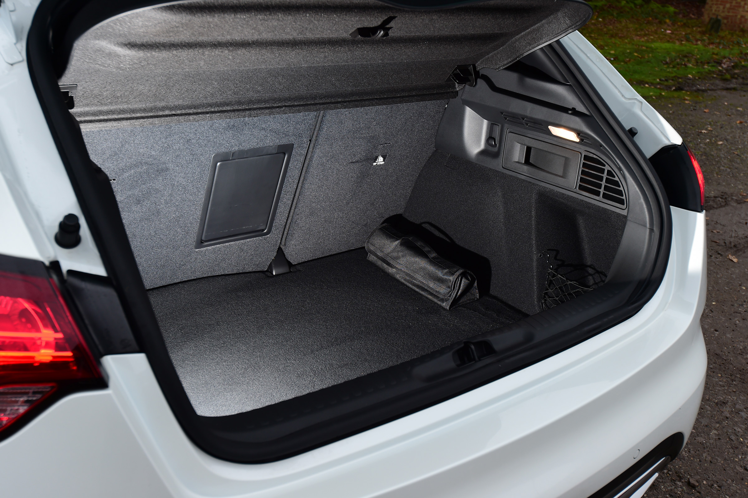 DS 4 Crossback group test - boot space
