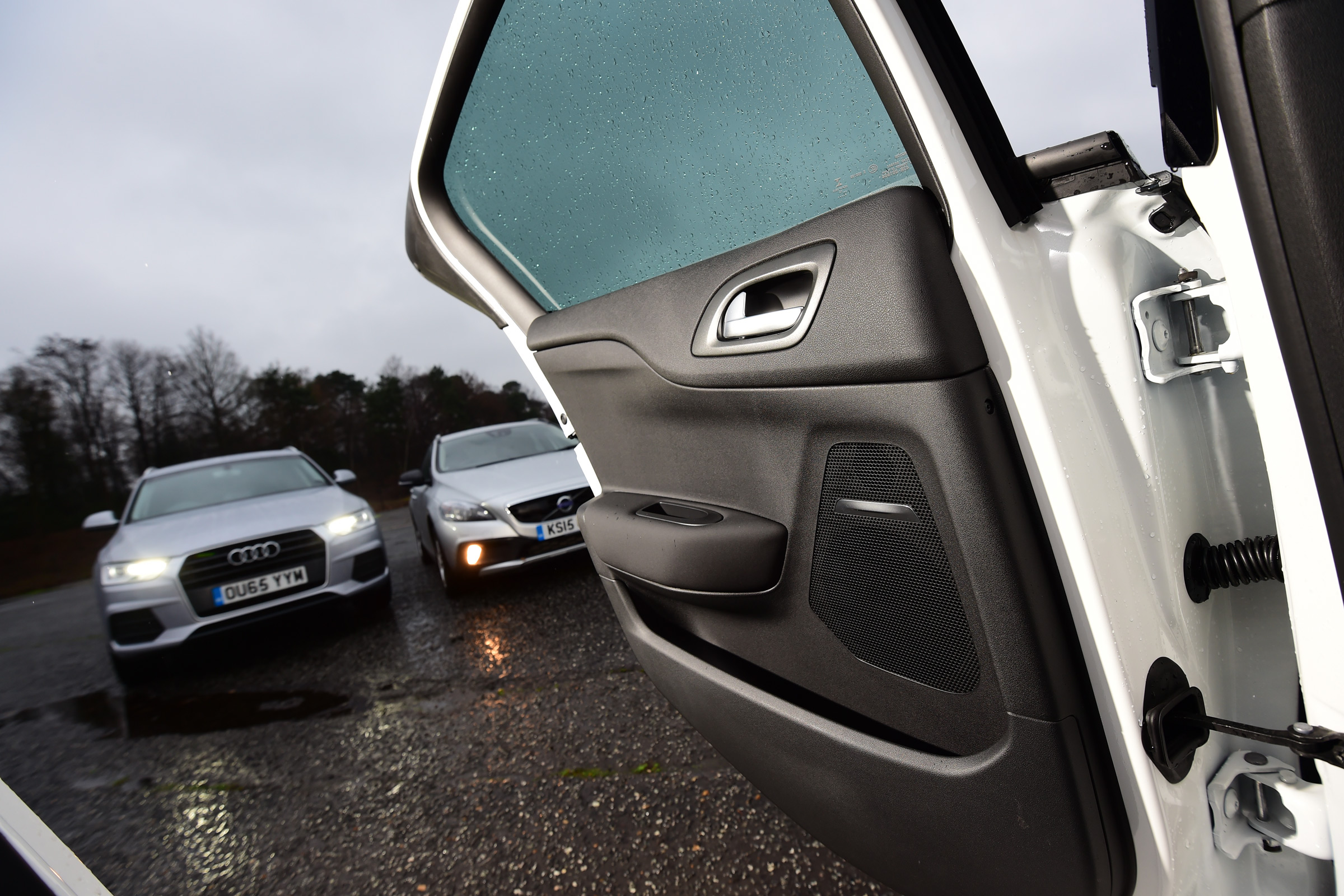 DS 4 Crossback vs Audi Q3 vs Volvo V40 Cross Country - door open