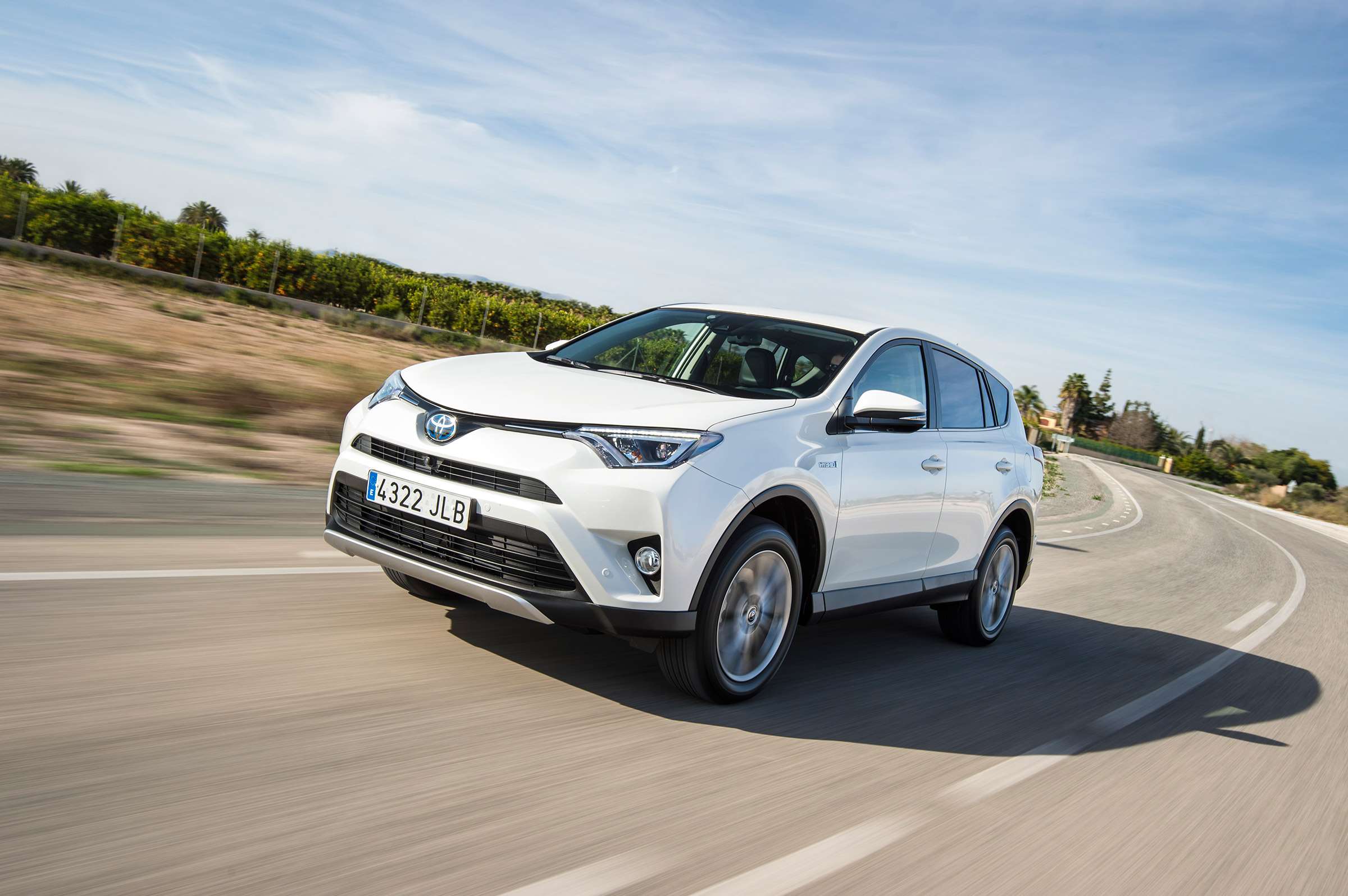Toyota RAV4 Hybrid - front panning