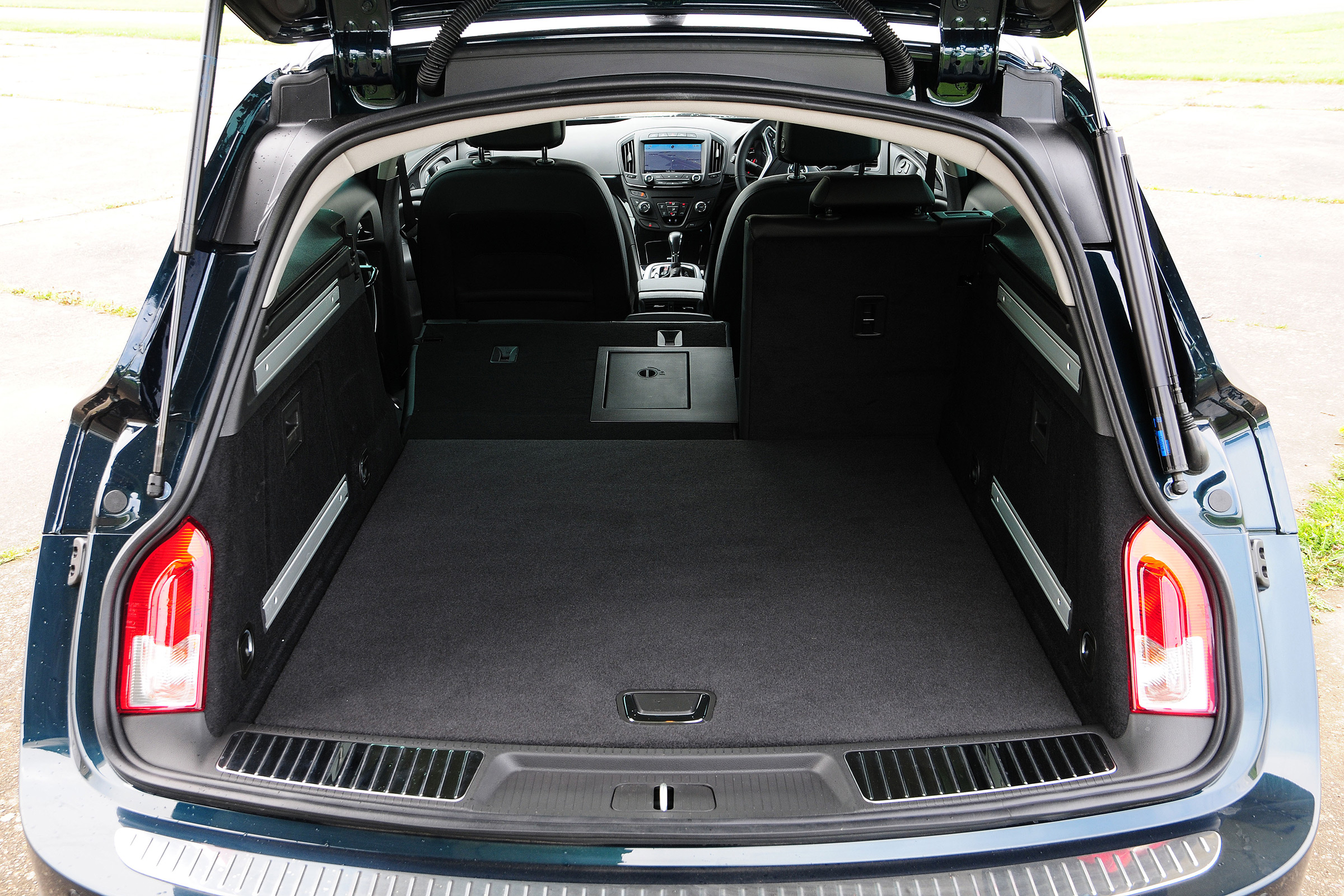 Vauxhall Insignia Sports Tourer Whisper diesel - boot