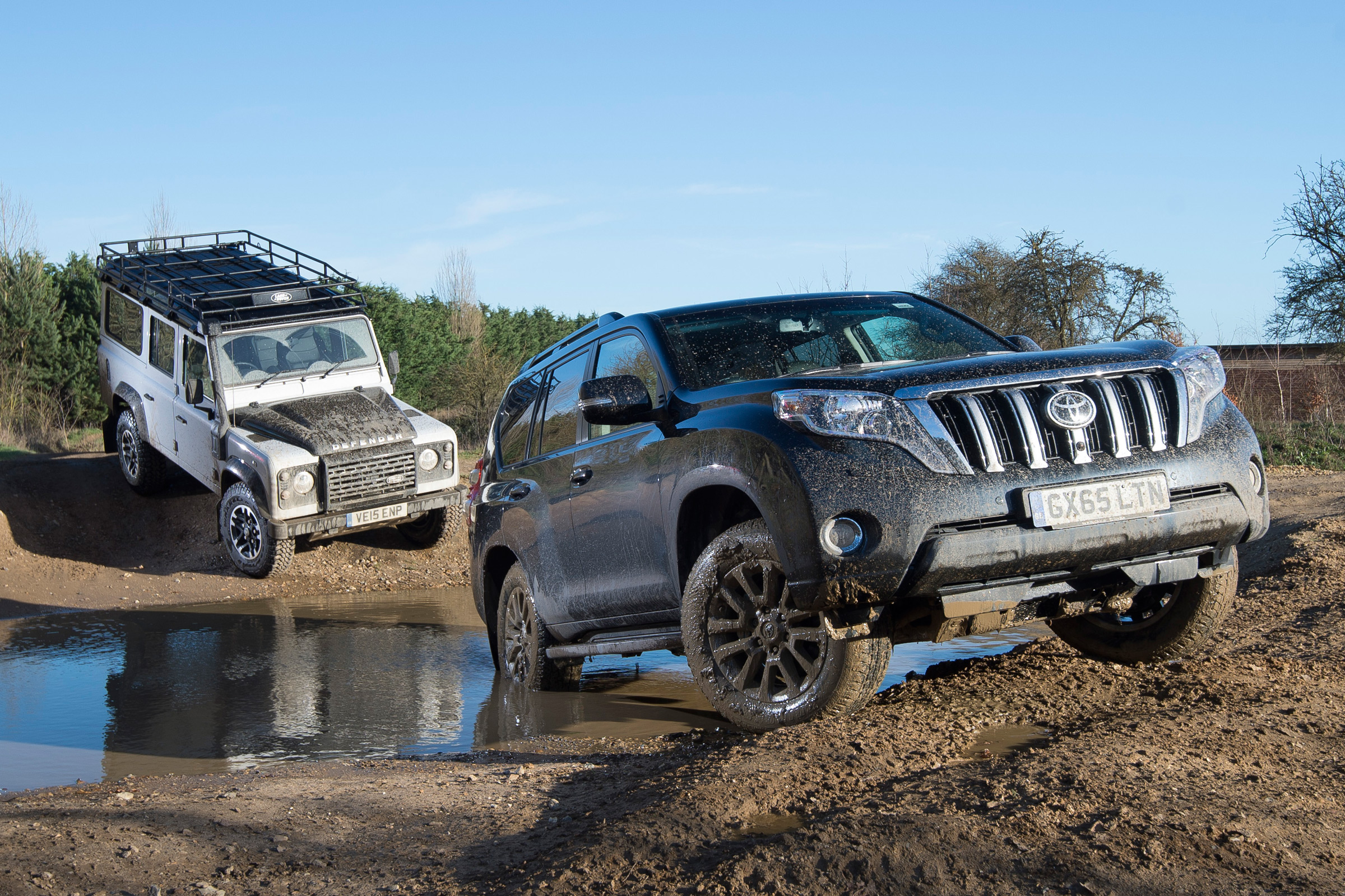 Land Rover Defender vs Toyota Land Cruiser - header