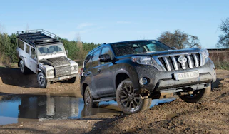 Land Rover Defender vs Toyota Land Cruiser - header