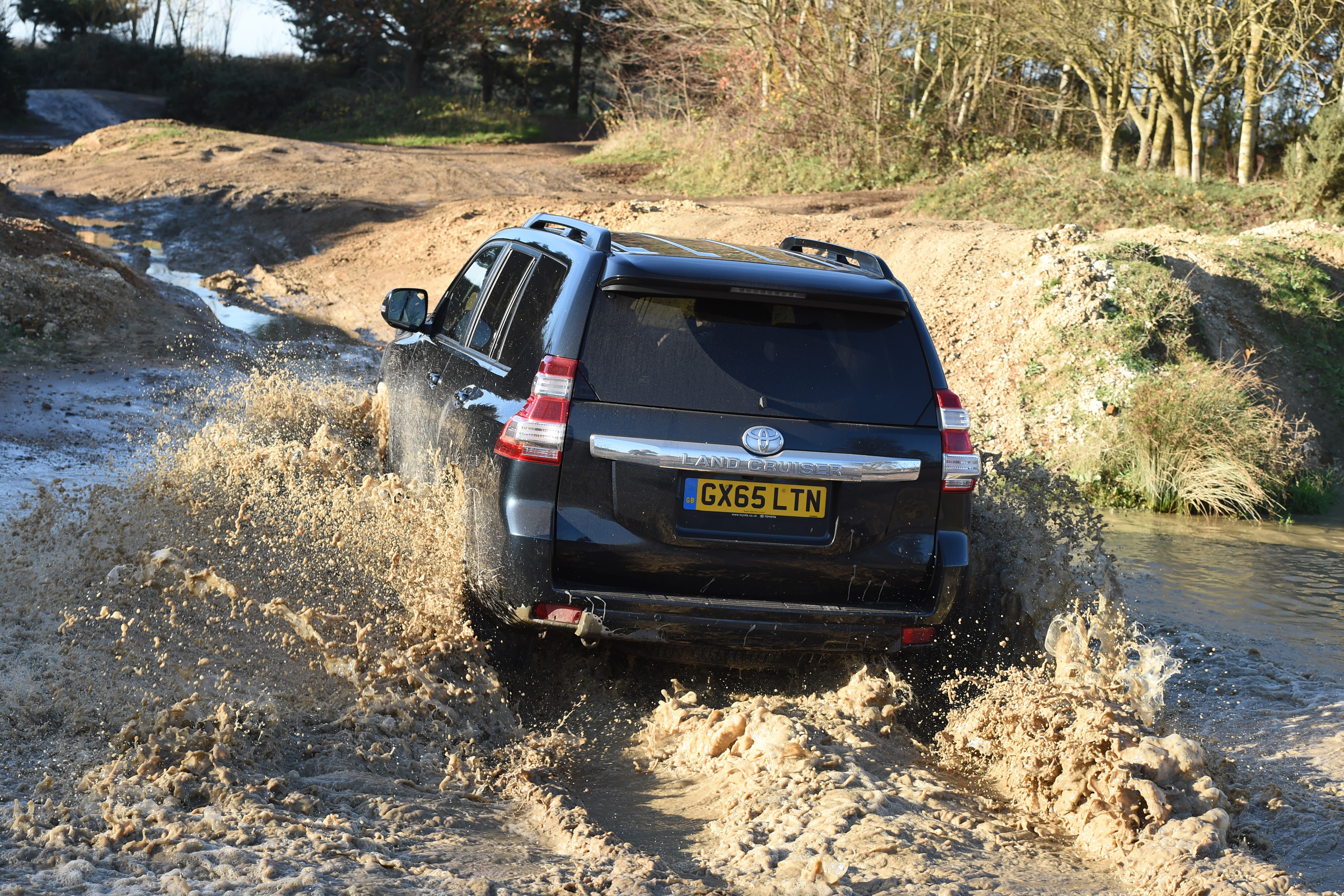 Land Rover Defender vs Toyota Land Cruiser - Toyota rear off road