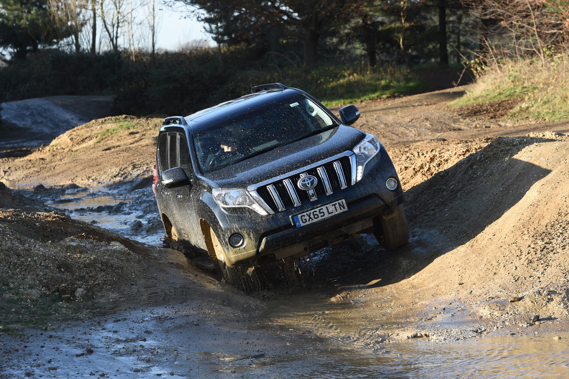 Land Rover Defender vs Toyota Land Cruiser - Toyota front off road