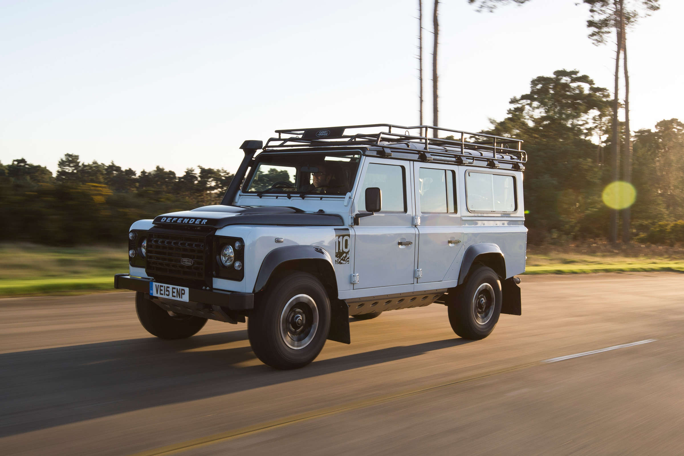 Land Rover Defender vs Toyota Land Cruiser - Defender front tracking