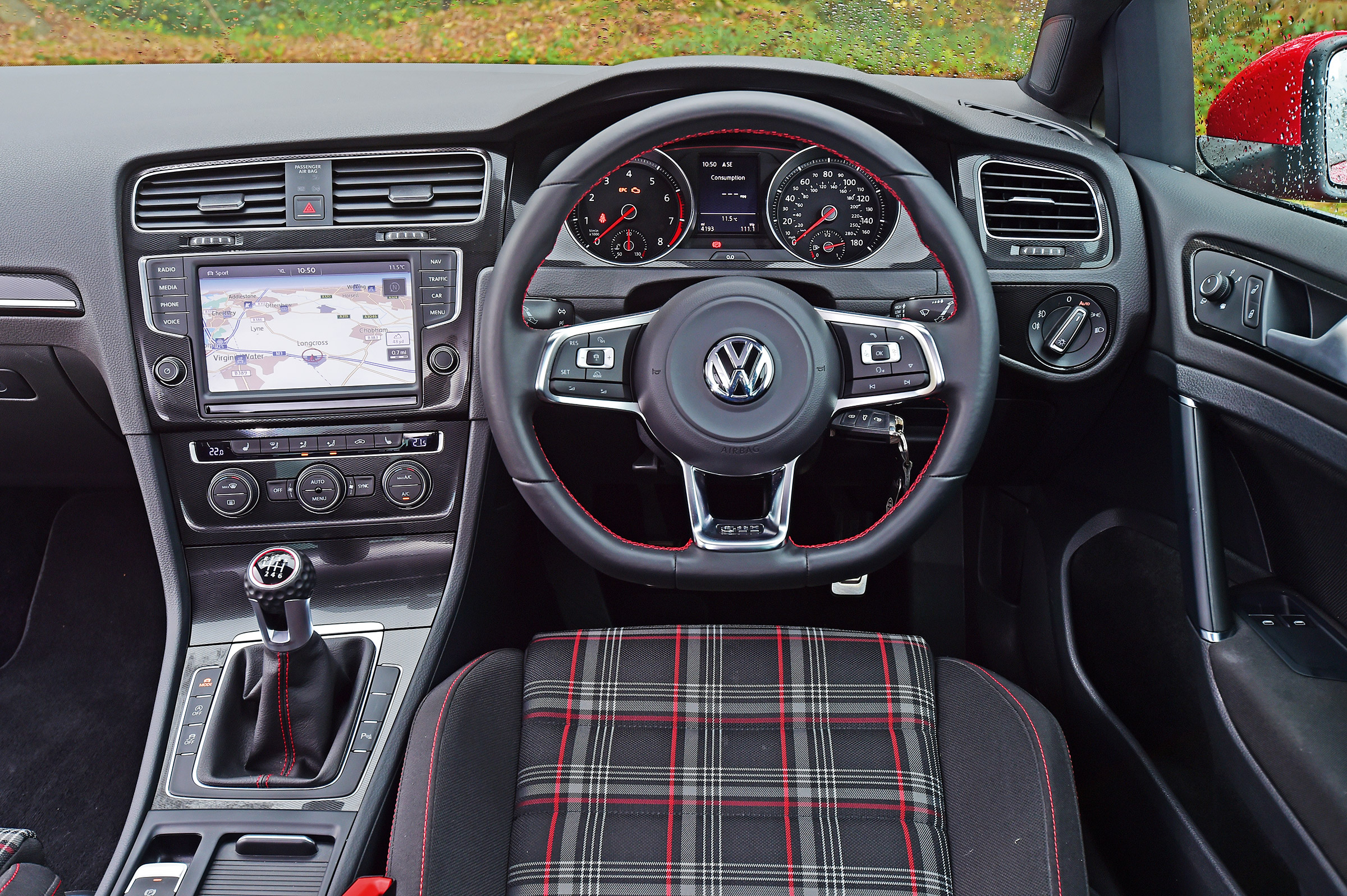 Volkswagen Golf GTI - dash