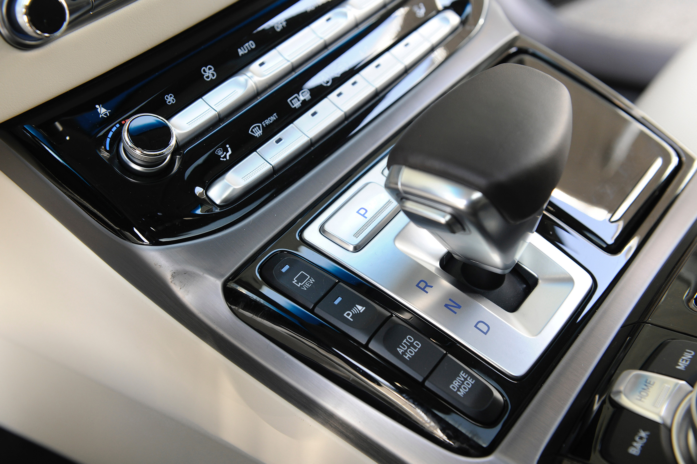 Genesis G90 first drive - gear selector