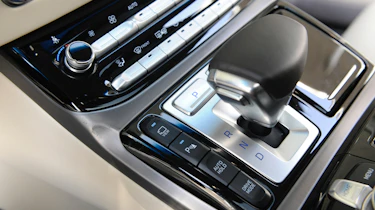 Genesis G90 first drive - gear selector