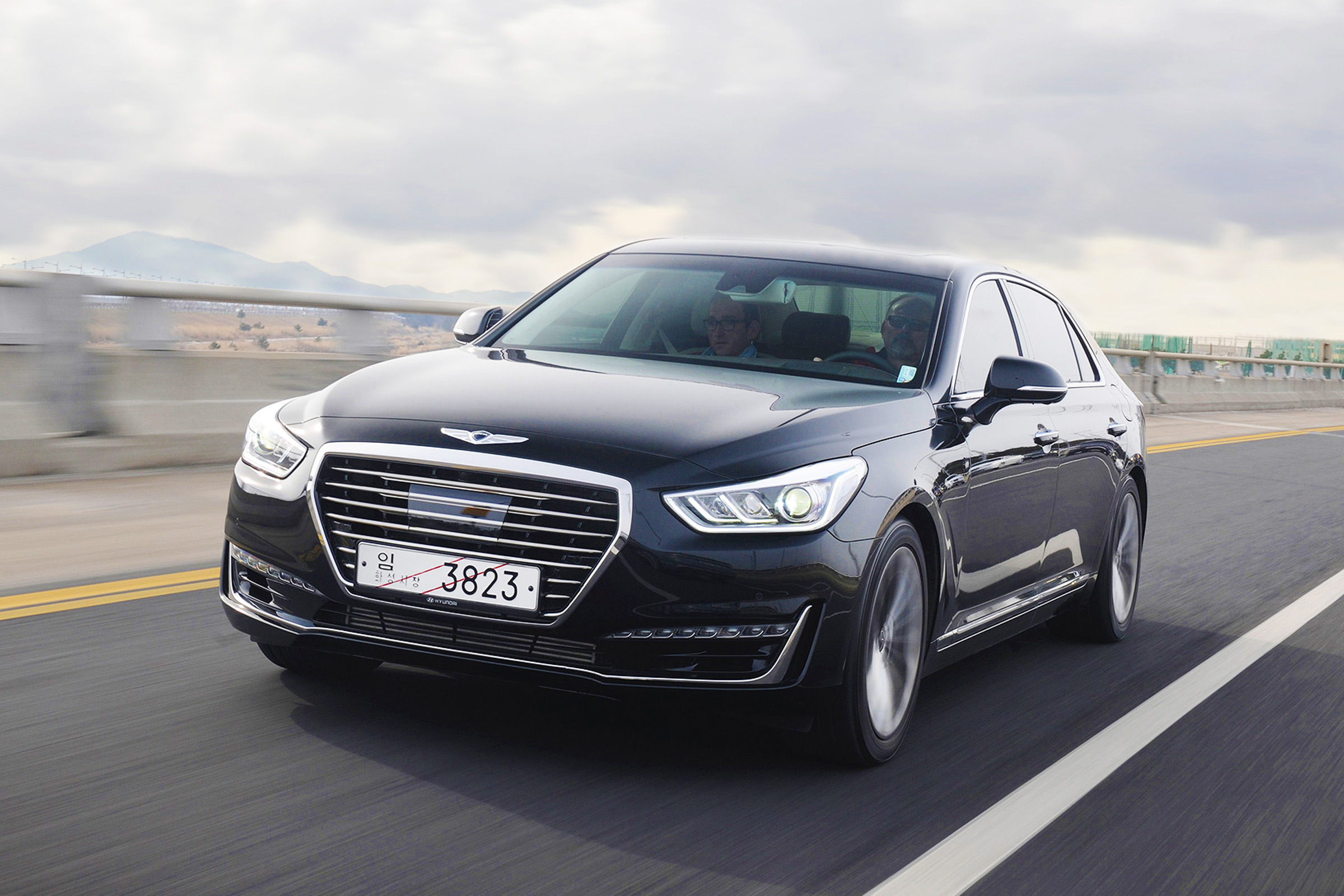 Genesis G90 front tracking cropped